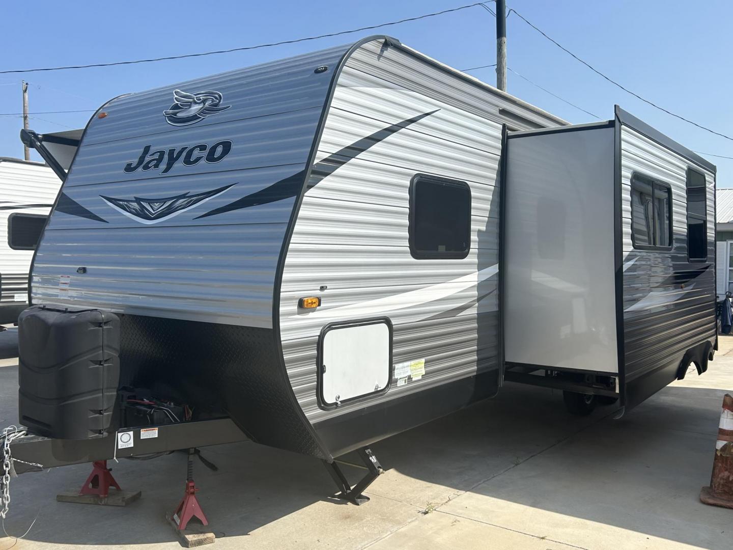 2021 Silver /Gray JAYCO JAY FLIGHT 267BHS (1UJBJ0BP5M1) , located at 17760 Hwy 62, Morris, OK, 74445, 35.609104, -95.877060 - WE HAVE A NICE FAMILY FRIENDLY CAMPER FOR YOU! IT'S PERFECT FOR A LAKE WEEKEND OR HUNTING TRIPS! THIS 2021 JAYCO JAY FLIGHT IS 30FT OVERALL. IN THE FRONT OF THE CAMPER YOU HAVE YOUR BEDROOM WITH QUEEN SIZE BED, OVERHEAD STORAGE WITH BLUE LED LIGHTS, STORAGE UNDERNEATH BED, 2 WARDROBE CLOSETS, IN THE - Photo#5