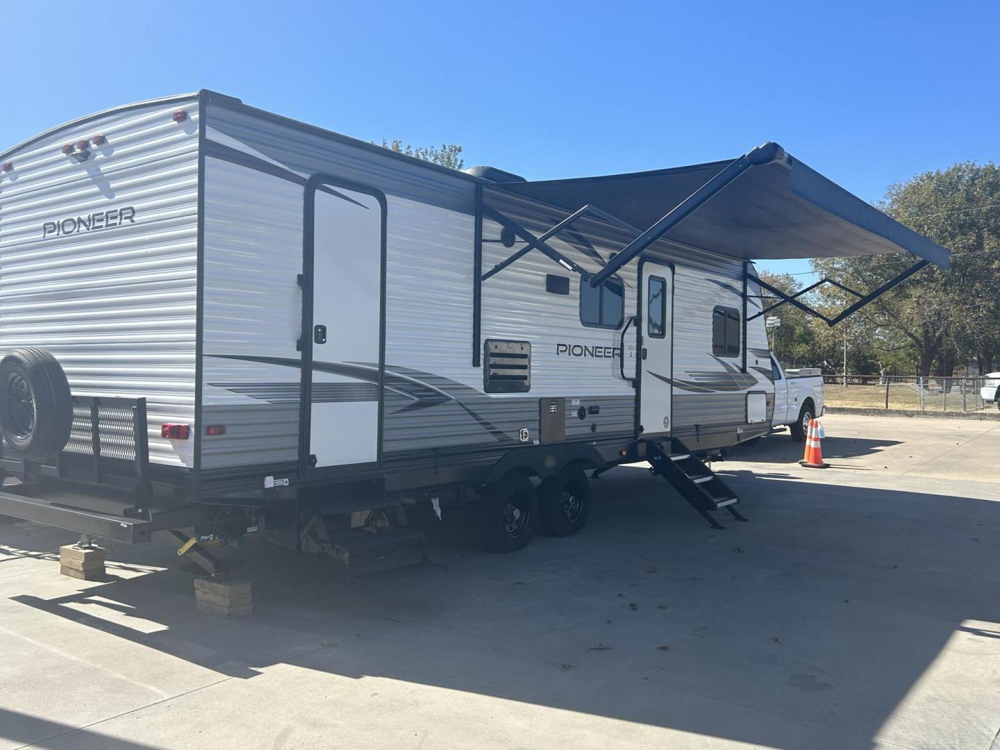 2021 Silver /TAN Breckenridge PIONEER BH270 (5SFPB3222ME) , located at 17760 Hwy 62, Morris, OK, 74445, 35.609104, -95.877060 - THIS IS THE PERFECT FAMILY FRIENDLY CAMPER FOR YOU! THIS 2021 BRECKENRIDGE PIONEER IS 32FT OVERALL WITH A 14FT POWER AWNING. IN THE FRONT YOU HAVE YOUR MASTER BEDROOM WITH QUEEN SIZE BED, OVERHEAD STORAGE AND STORAGE UNDER THE BED, 2 WARDROBE CLOSETS, IN THE MIDDLE IS YOUR LIVING / KITCHEN AREA, ENT - Photo#1