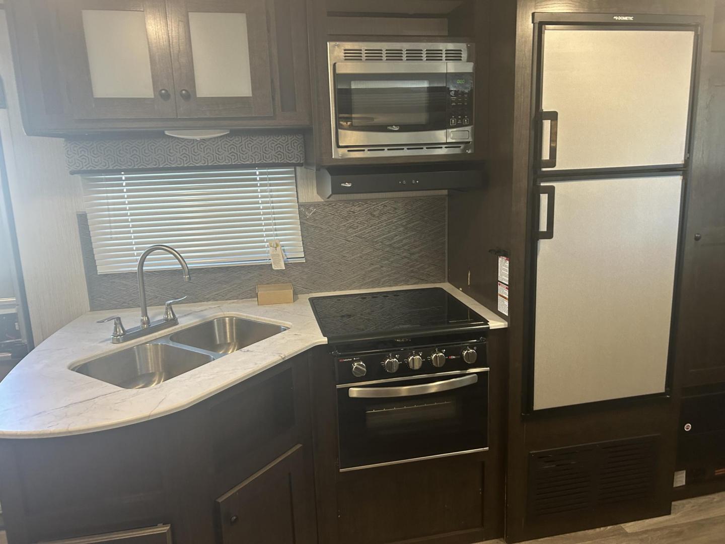 2021 Silver /TAN Breckenridge PIONEER BH270 (5SFPB3222ME) , located at 17760 Hwy 62, Morris, OK, 74445, 35.609104, -95.877060 - THIS IS THE PERFECT FAMILY FRIENDLY CAMPER FOR YOU! THIS 2021 BRECKENRIDGE PIONEER IS 32FT OVERALL WITH A 14FT POWER AWNING. IN THE FRONT YOU HAVE YOUR MASTER BEDROOM WITH QUEEN SIZE BED, OVERHEAD STORAGE AND STORAGE UNDER THE BED, 2 WARDROBE CLOSETS, IN THE MIDDLE IS YOUR LIVING / KITCHEN AREA, ENT - Photo#17