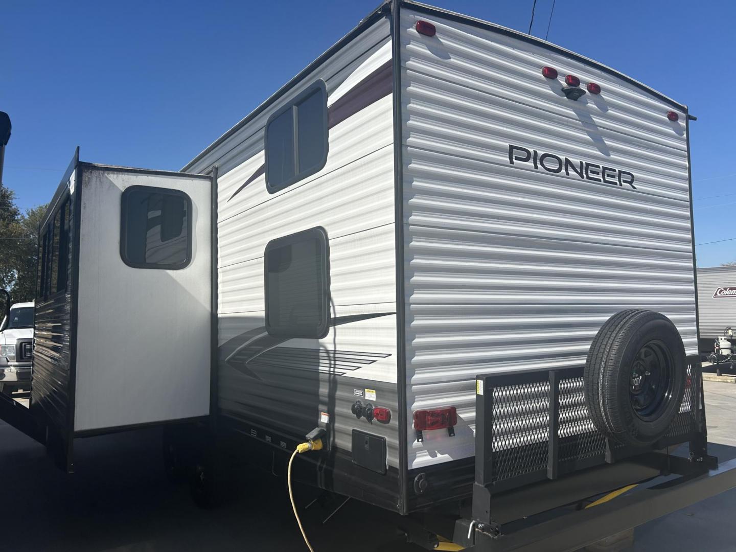 2021 Silver /TAN Breckenridge PIONEER BH270 (5SFPB3222ME) , located at 17760 Hwy 62, Morris, OK, 74445, 35.609104, -95.877060 - THIS IS THE PERFECT FAMILY FRIENDLY CAMPER FOR YOU! THIS 2021 BRECKENRIDGE PIONEER IS 32FT OVERALL WITH A 14FT POWER AWNING. IN THE FRONT YOU HAVE YOUR MASTER BEDROOM WITH QUEEN SIZE BED, OVERHEAD STORAGE AND STORAGE UNDER THE BED, 2 WARDROBE CLOSETS, IN THE MIDDLE IS YOUR LIVING / KITCHEN AREA, ENT - Photo#4