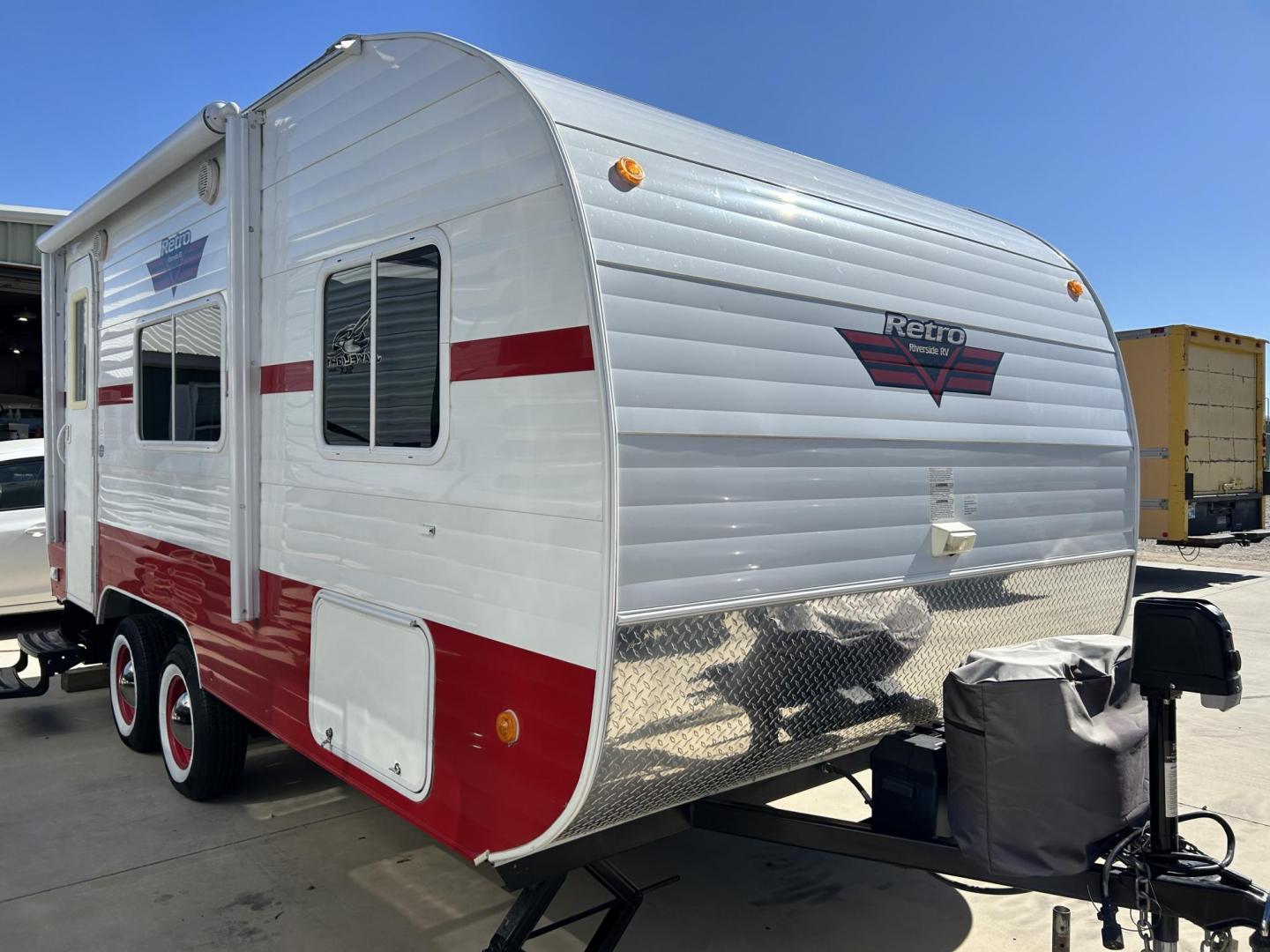 2018 White /TAN RIVERSIDE RETRO 180R (59CCC3326JL) , located at 17760 Hwy 62, Morris, OK, 74445, 35.609104, -95.877060 - Photo#0