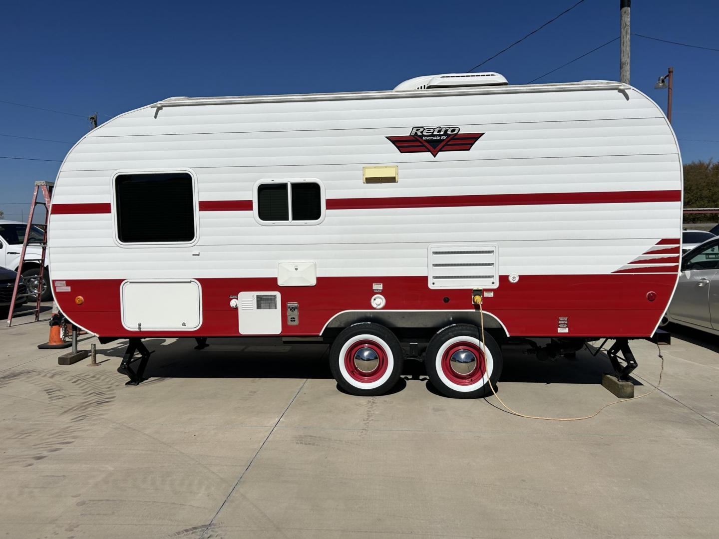 2018 White /TAN RIVERSIDE RETRO 180R (59CCC3326JL) , located at 17760 Hwy 62, Morris, OK, 74445, 35.609104, -95.877060 - Photo#3