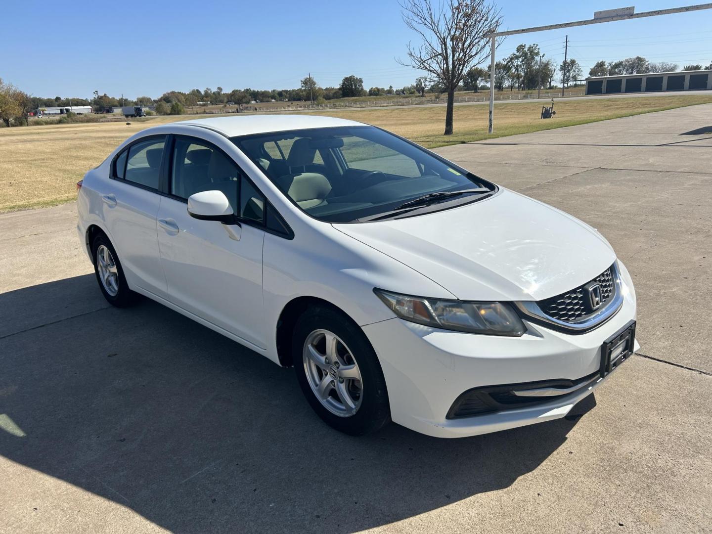 2013 White /Gray Honda Civic CNG Sedan 5-Speed AT (19XFB5F51DE) with an 1.8L L4 SOHC 16V CNG engine, 5A transmission, located at 17760 Hwy 62, Morris, OK, 74445, (918) 733-4887, 35.609104, -95.877060 - 2013 HONDA CIVIC DEDICATED CNG (RUNS ONLY ON COMPRESSED NATURAL GAS) HAS A 1.8L 4 CYLINDER ENGINE AND IS 2WD. FEATURES MANUAL SEATS, POWER LOCKS, POWER MIRRORS, POWER WINDOWS. HAS AM/FM RADIO, CD PLAYER, AUX PORT, USB PORT, CRUISE CONTROL, MULTI-FUNCTION STEERING WHEEL CONTROL, TRACTION CONTROL AND - Photo#2