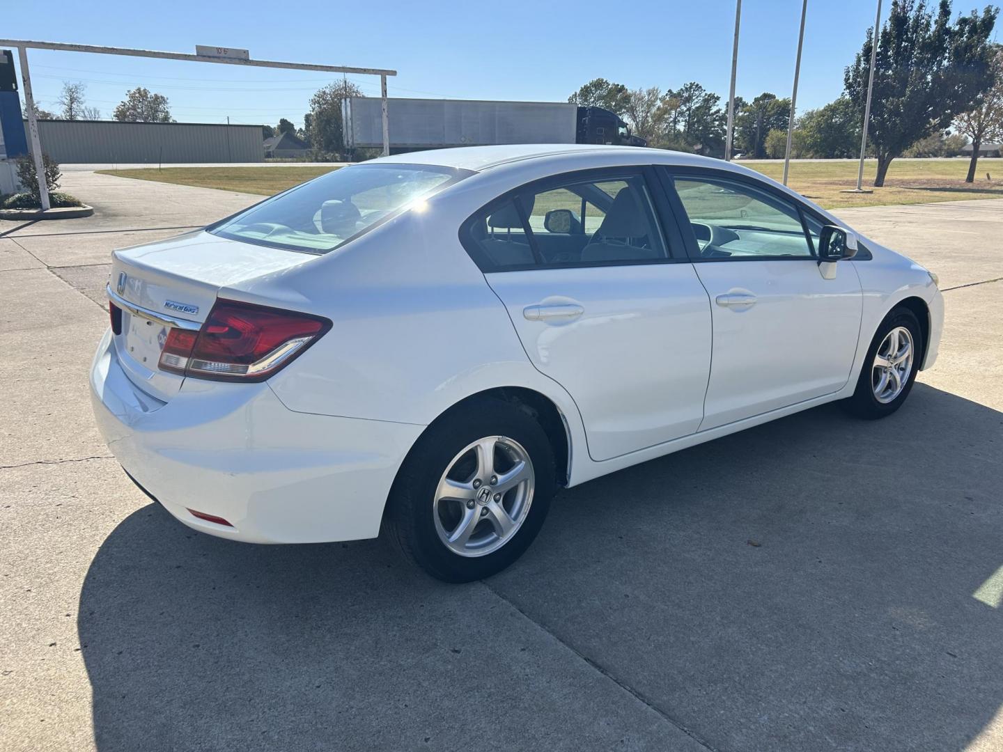 2013 White /Gray Honda Civic CNG Sedan 5-Speed AT (19XFB5F51DE) with an 1.8L L4 SOHC 16V CNG engine, 5A transmission, located at 17760 Hwy 62, Morris, OK, 74445, (918) 733-4887, 35.609104, -95.877060 - 2013 HONDA CIVIC DEDICATED CNG (RUNS ONLY ON COMPRESSED NATURAL GAS) HAS A 1.8L 4 CYLINDER ENGINE AND IS 2WD. FEATURES MANUAL SEATS, POWER LOCKS, POWER MIRRORS, POWER WINDOWS. HAS AM/FM RADIO, CD PLAYER, AUX PORT, USB PORT, CRUISE CONTROL, MULTI-FUNCTION STEERING WHEEL CONTROL, TRACTION CONTROL AND - Photo#3