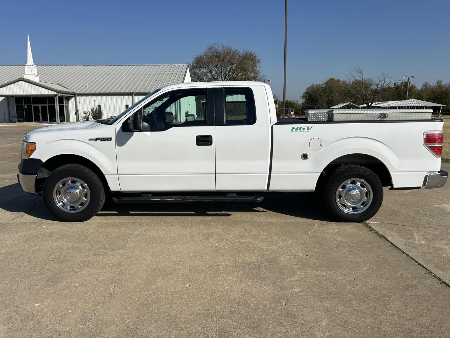 2014 White /Gray Ford F-150 XLT SuperCab 8-ft. Bed 2WD (1FTEX1CM7EK) with an 3.7L V6 DOHC 24V engine, 6-Speed Automatic transmission, located at 17760 Hwy 62, Morris, OK, 74445, (918) 733-4887, 35.609104, -95.877060 - Photo#7