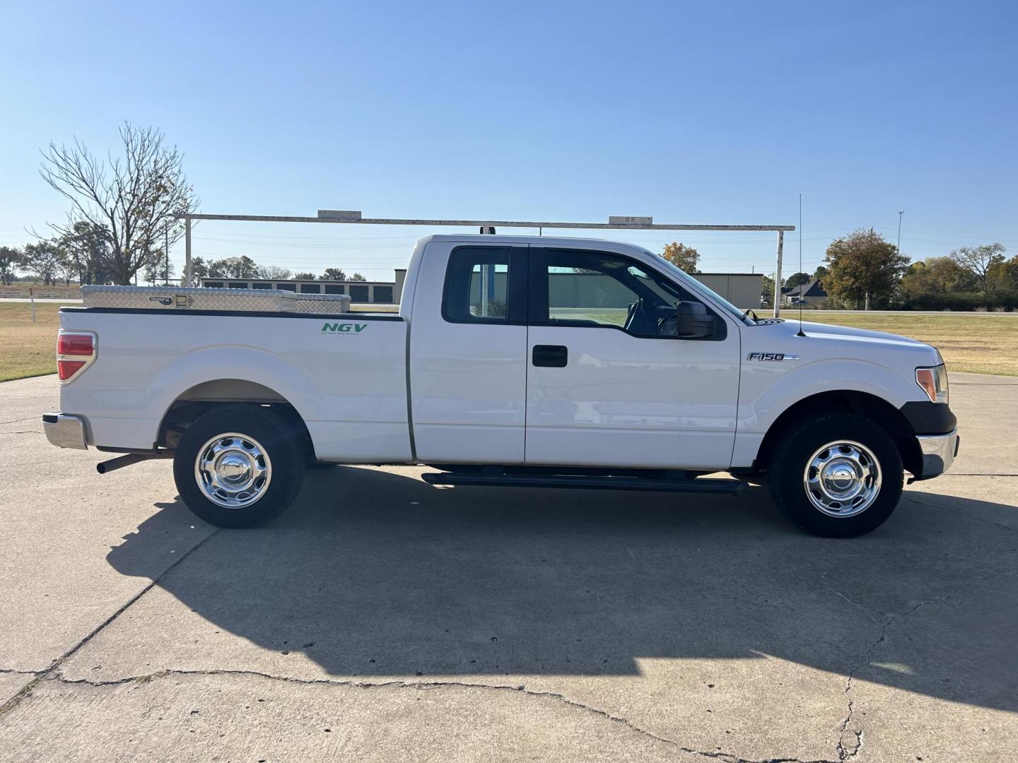 2014 White /Gray Ford F-150 XLT SuperCab 8-ft. Bed 2WD (1FTEX1CM7EK) with an 3.7L V6 DOHC 24V engine, 6-Speed Automatic transmission, located at 17760 Hwy 62, Morris, OK, 74445, (918) 733-4887, 35.609104, -95.877060 - Photo#3