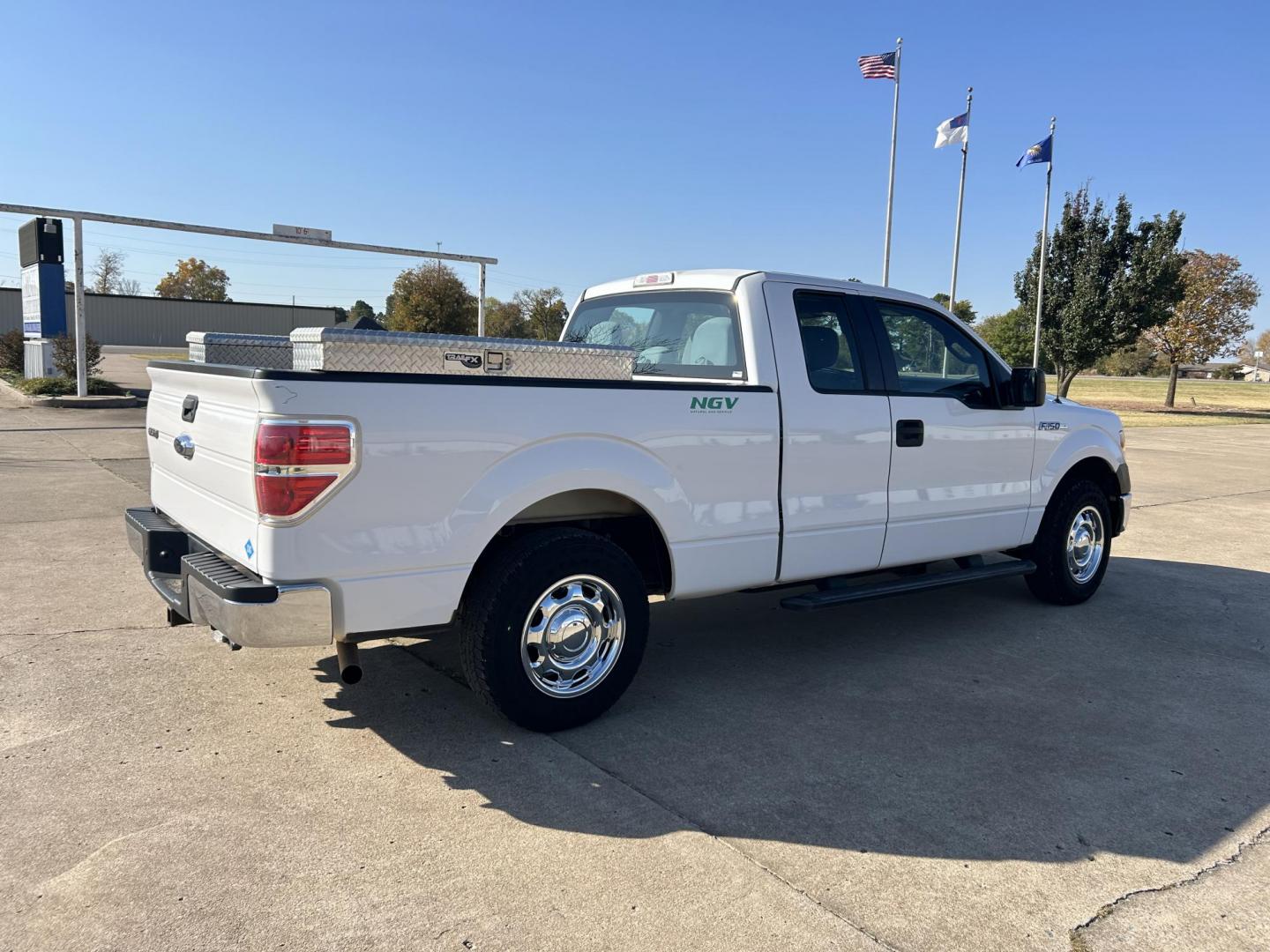 2014 White /Gray Ford F-150 XLT SuperCab 8-ft. Bed 2WD (1FTEX1CM7EK) with an 3.7L V6 DOHC 24V engine, 6-Speed Automatic transmission, located at 17760 Hwy 62, Morris, OK, 74445, (918) 733-4887, 35.609104, -95.877060 - Photo#4