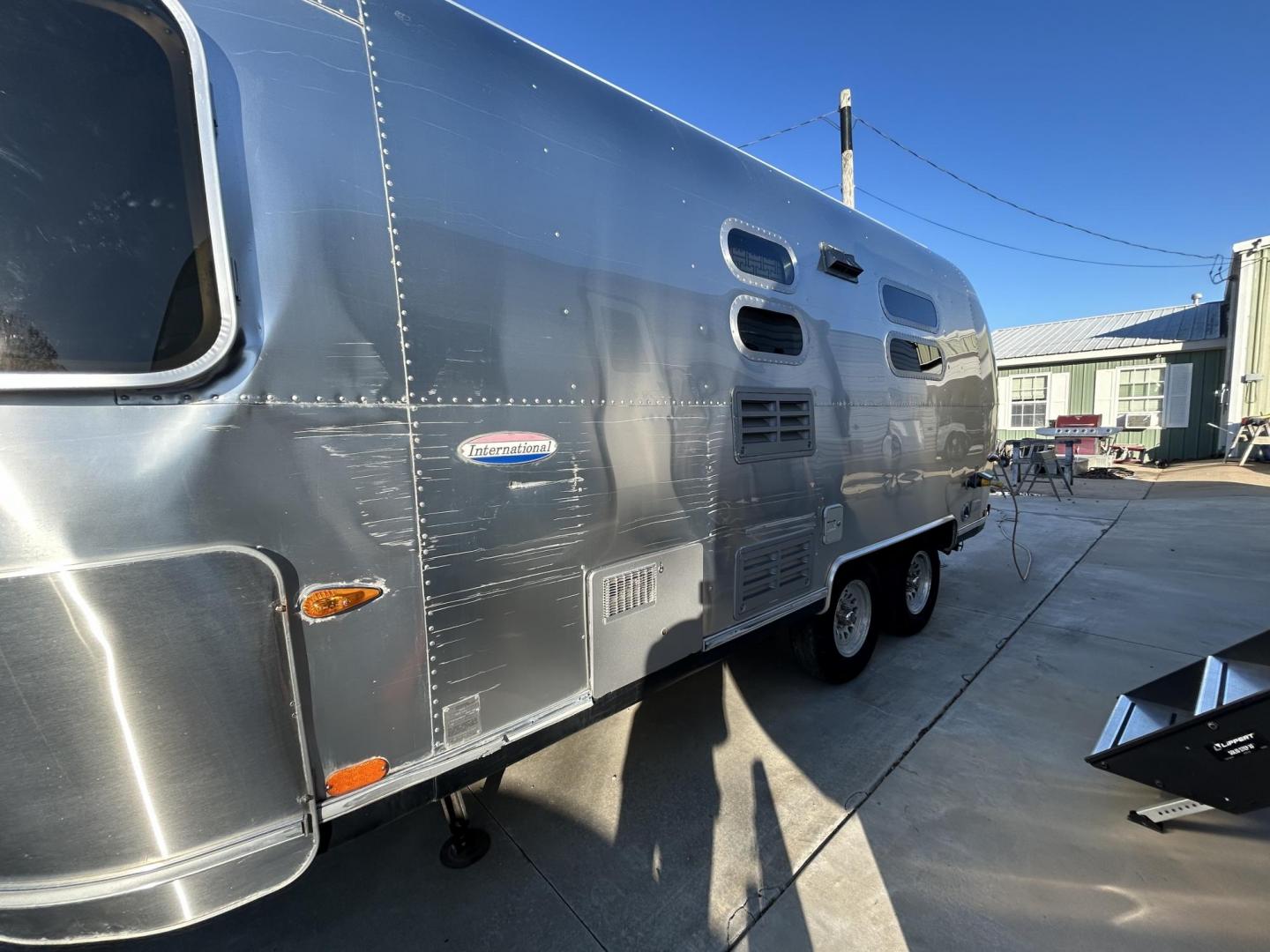 2005 Silver Airstream INTERNATIONAL 25CCD 25CCD (1STBFAF235J) , located at 17760 Hwy 62, Morris, OK, 74445, 35.609104, -95.877060 - LET THE ADVENTURES BEGIN WITH THIS 2005 22FT AIRSTREAM INTERNATIONAL. IN THE FRONT IS THE BEDROOM WITH A FULL SIZE BED AND STORAGE UNDER THE BED, TV ON A MOUNT WITH DVD PLAYER, CLOSET/PANTRY, IN THE KITCHEN AND LIVING AREA IS A MINI FRIDGE, 3 BURNER STOVE (NO OVEN), MICROWAVE, STAINLESS STEEL SINK A - Photo#25