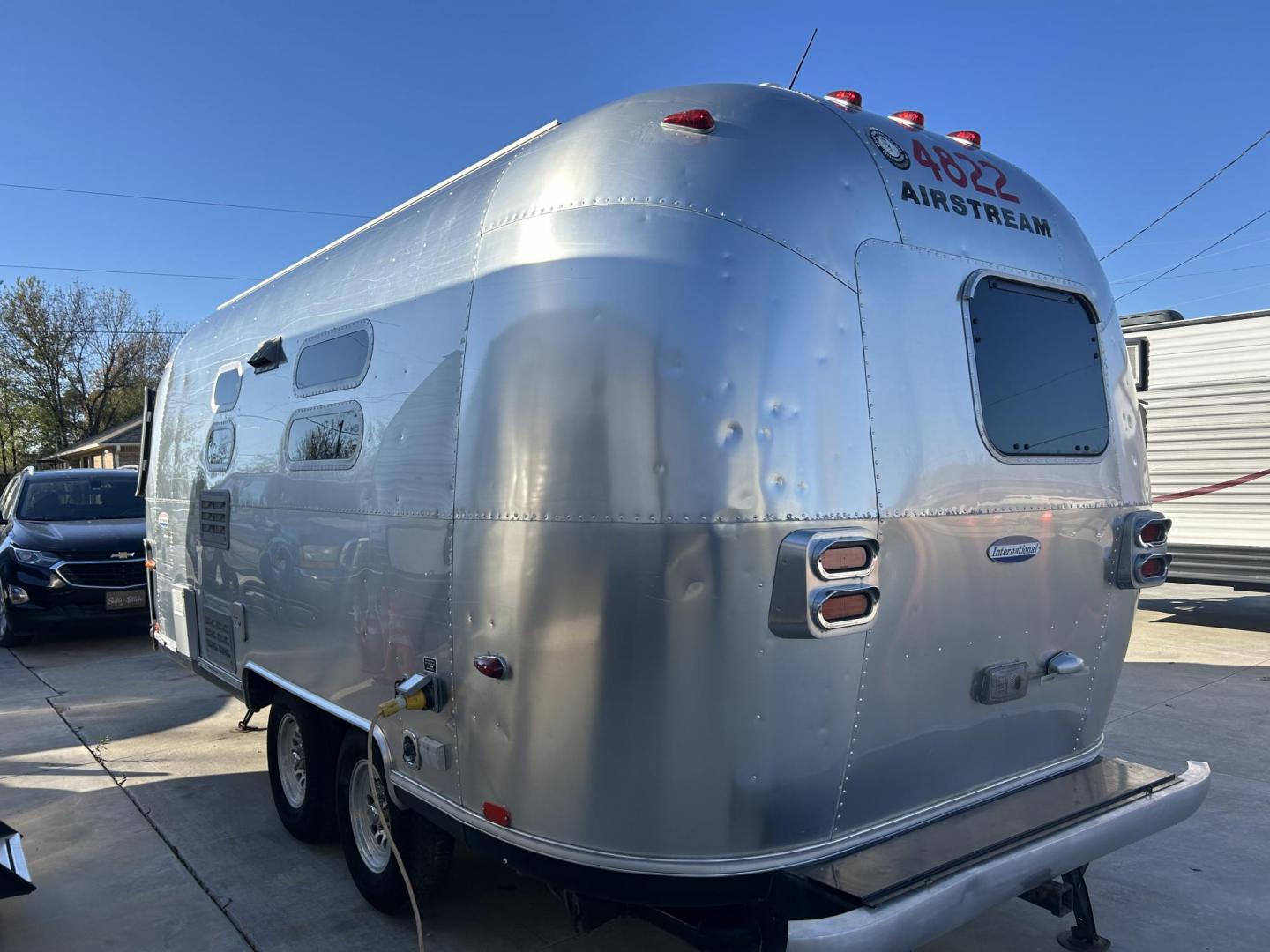 2005 Silver Airstream INTERNATIONAL 25CCD 25CCD (1STBFAF235J) , located at 17760 Hwy 62, Morris, OK, 74445, 35.609104, -95.877060 - LET THE ADVENTURES BEGIN WITH THIS 2005 22FT AIRSTREAM INTERNATIONAL. IN THE FRONT IS THE BEDROOM WITH A FULL SIZE BED AND STORAGE UNDER THE BED, TV ON A MOUNT WITH DVD PLAYER, CLOSET/PANTRY, IN THE KITCHEN AND LIVING AREA IS A MINI FRIDGE, 3 BURNER STOVE (NO OVEN), MICROWAVE, STAINLESS STEEL SINK A - Photo#4