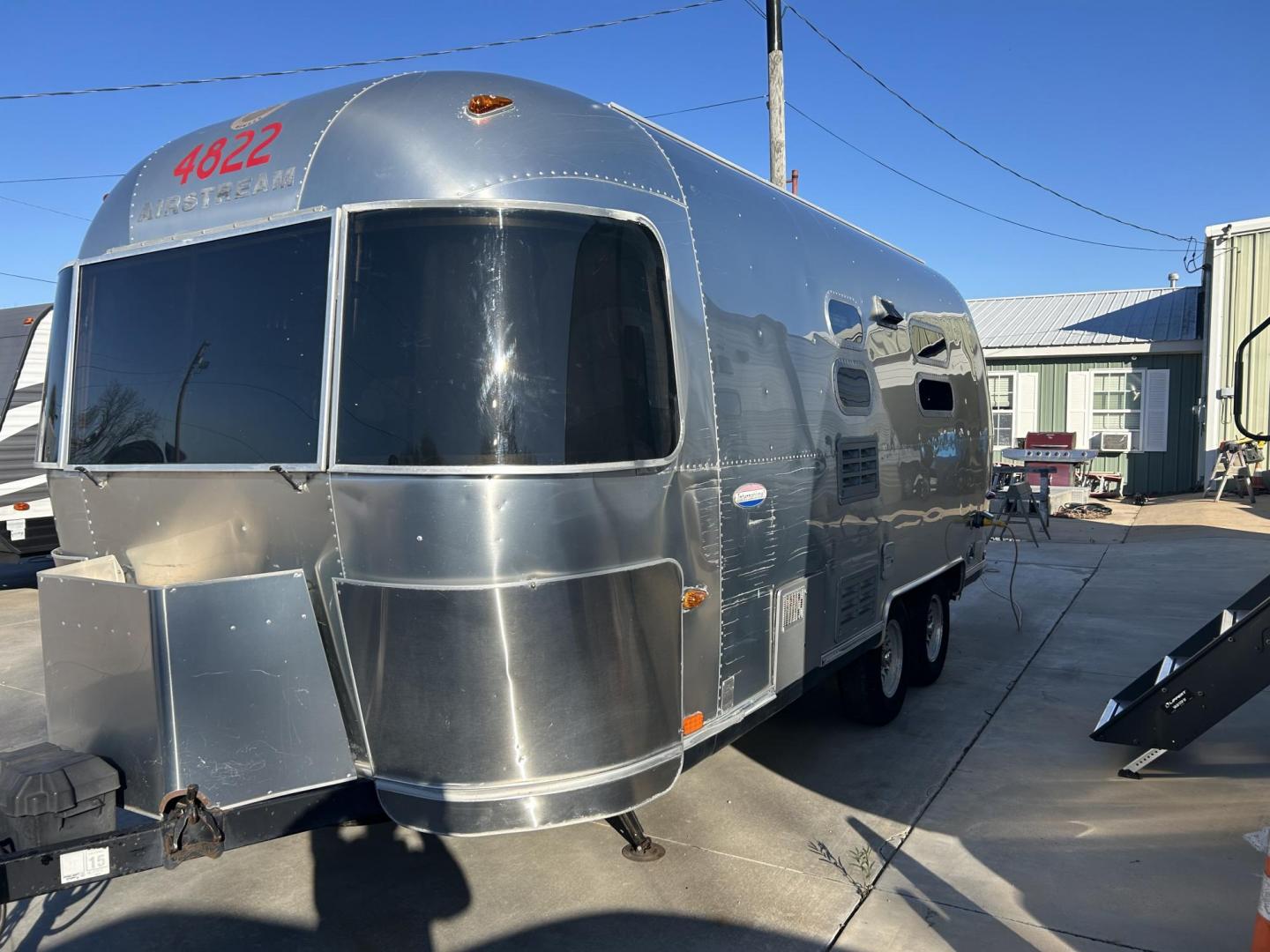 2005 Silver Airstream INTERNATIONAL 25CCD 25CCD (1STBFAF235J) , located at 17760 Hwy 62, Morris, OK, 74445, 35.609104, -95.877060 - LET THE ADVENTURES BEGIN WITH THIS 2005 22FT AIRSTREAM INTERNATIONAL. IN THE FRONT IS THE BEDROOM WITH A FULL SIZE BED AND STORAGE UNDER THE BED, TV ON A MOUNT WITH DVD PLAYER, CLOSET/PANTRY, IN THE KITCHEN AND LIVING AREA IS A MINI FRIDGE, 3 BURNER STOVE (NO OVEN), MICROWAVE, STAINLESS STEEL SINK A - Photo#5