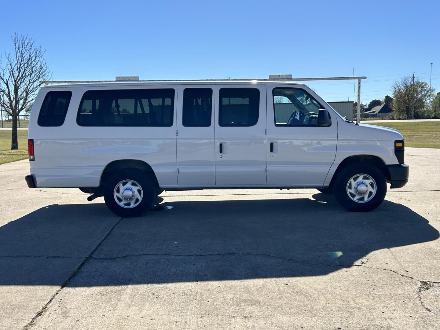 2013 White /Gray Ford E-Series Wagon E-350 XLT Super Duty Extended (1FBSS3BL2DD) with an 5.4L V8 SOHC 16V FFV engine, located at 17760 Hwy 62, Morris, OK, 74445, (918) 733-4887, 35.609104, -95.877060 - 2013 FORD E-350 15 PASSENGER VAN DEDICATED CNG ONLY RUNS ON COMPRESSED NATURAL GAS IT HAS THE 5.4L V8 ENIGINE. IT FEATURES POWER LOCKS, POWER WINDOWS, POWER MIRRORS, LEATHER INTERIOR, AM/FM RADIO, AUXILARY PORT, FRONT AND REAR A/C, TRACTION CONTROL, CRUISE CONTROL, 15 PASSENGER VAN, EQUIPPED WITH I - Photo#4