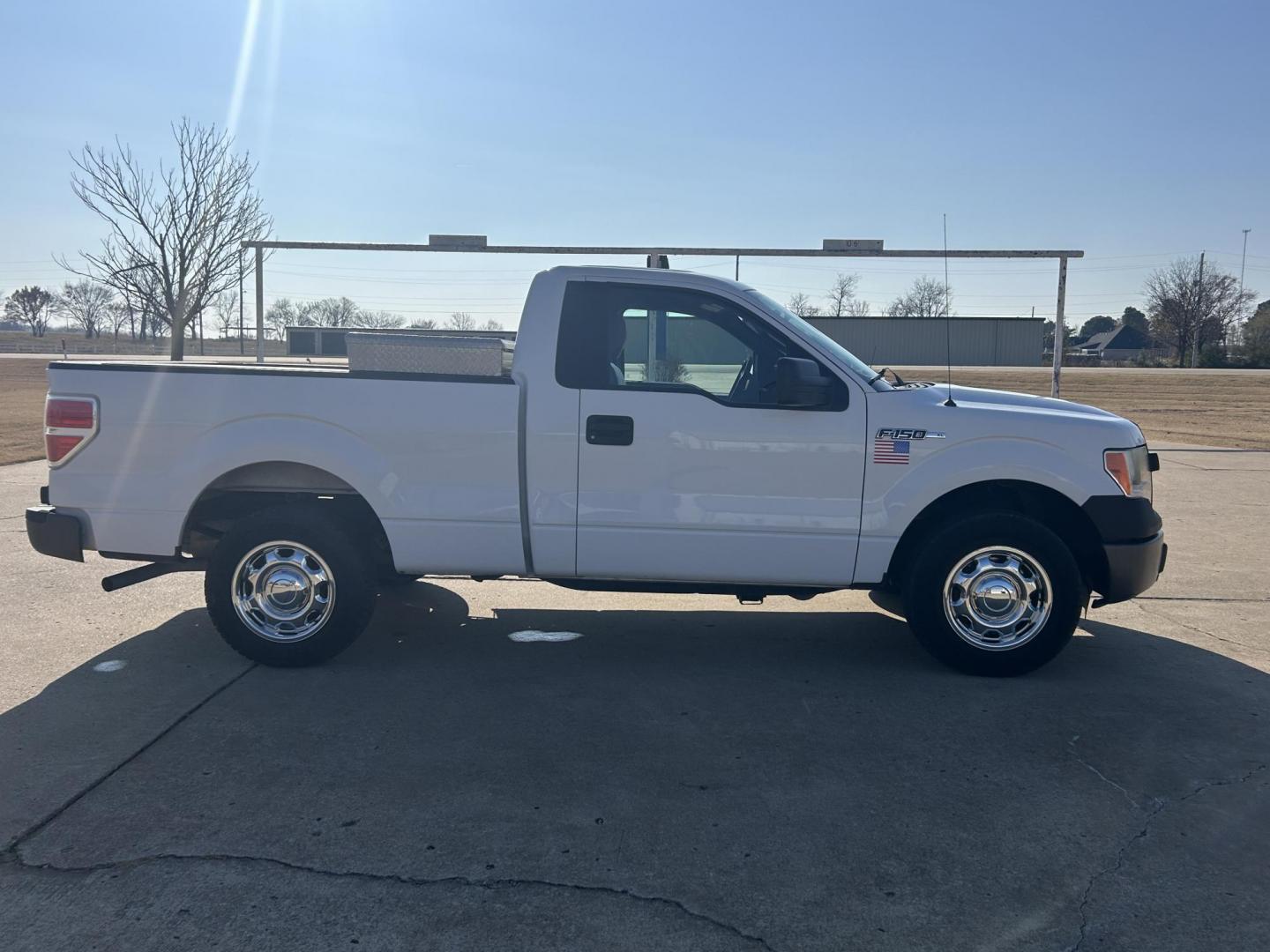 2014 White /Gray Ford F-150 STX 6.5-ft. Bed 2WD (1FTMF1CM8EK) with an 3.7L V6 DOHC 24V engine, 6-Speed Automatic transmission, located at 17760 Hwy 62, Morris, OK, 74445, (918) 733-4887, 35.609104, -95.877060 - 2014 FORD F-150 XL 6.5-ft. BED HAS A 3.7L V6 ENGINGE, 2WD BI-FUEL (RUNS ON BOTH CNG OR GASOLINE) FEATURES MANUAL WINDOWS, MANUAL LOCKS, MANUAL MIRRORS, AM/FM STEREO, LEATHER INTERIOR, CRUISE CONTROL, TRACTION CONTROL, TRACTION CONTROL. IT RUNS ON CNG (COMPRESSED NATURAL GAS) OR GASOLINE. A PREMIER A - Photo#3