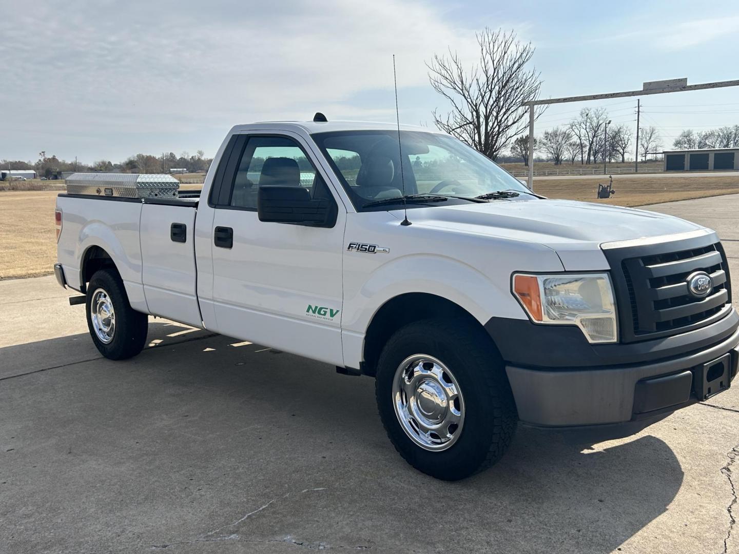 2011 White /Gray Ford F-150 STX 6.5-ft. Bed 2WD (1FTPF1CF4BK) with an 5.0L V8 OHV 16V engine, 4-Speed Automatic transmission, located at 17760 Hwy 62, Morris, OK, 74445, (918) 733-4887, 35.609104, -95.877060 - 2011 FORD F-150 HAS THE 5.0L V8 AND IS RWD. FEATURES POWER LOCKS, POWER WINDOWS, POWER MIRRORS, AM/FM STEREO, CLOTH INTERIOR, BED LINER, CRUISE CONTROL, TRACTION CONTROL, MULTI-FUNCTION STEERING CONTROL. A PREMIER ALTERNATIVE FUEL CONVERSION THAT IS EPA-APPROVED. EXTREMELY CLEAN-BURNING AND EFFICIEN - Photo#0