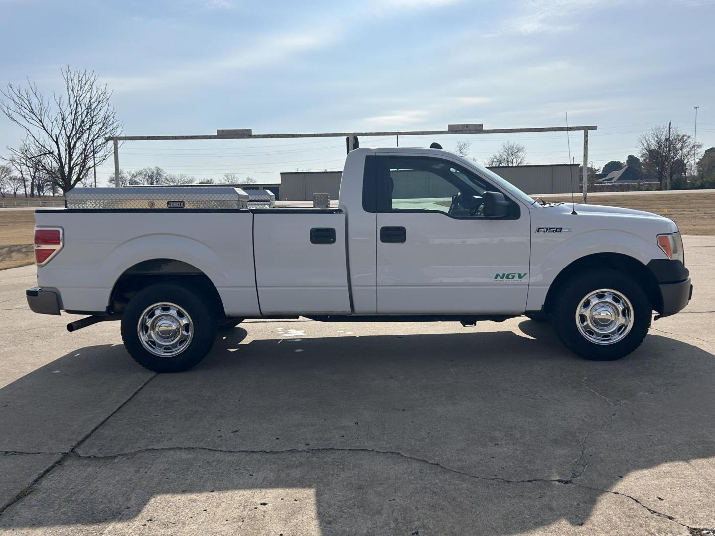 2011 White /Gray Ford F-150 STX 6.5-ft. Bed 2WD (1FTPF1CF4BK) with an 5.0L V8 OHV 16V engine, 4-Speed Automatic transmission, located at 17760 Hwy 62, Morris, OK, 74445, (918) 733-4887, 35.609104, -95.877060 - 2011 FORD F-150 HAS THE 5.0L V8 AND IS RWD. FEATURES POWER LOCKS, POWER WINDOWS, POWER MIRRORS, AM/FM STEREO, CLOTH INTERIOR, BED LINER, CRUISE CONTROL, TRACTION CONTROL, MULTI-FUNCTION STEERING CONTROL. A PREMIER ALTERNATIVE FUEL CONVERSION THAT IS EPA-APPROVED. EXTREMELY CLEAN-BURNING AND EFFICIEN - Photo#4