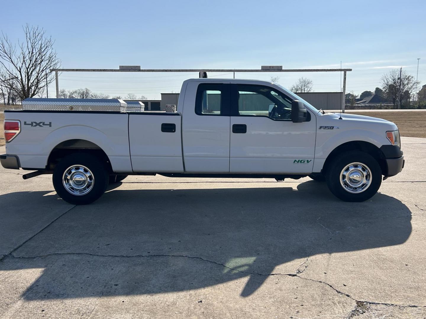 2012 White /Gray Ford F-150 XL 4WD (1FTVX1EFXCK) with an 5.0L V8 OHV 16V engine, 6-Speed Automatic transmission, located at 17760 Hwy 62, Morris, OK, 74445, (918) 733-4887, 35.609104, -95.877060 - Photo#2