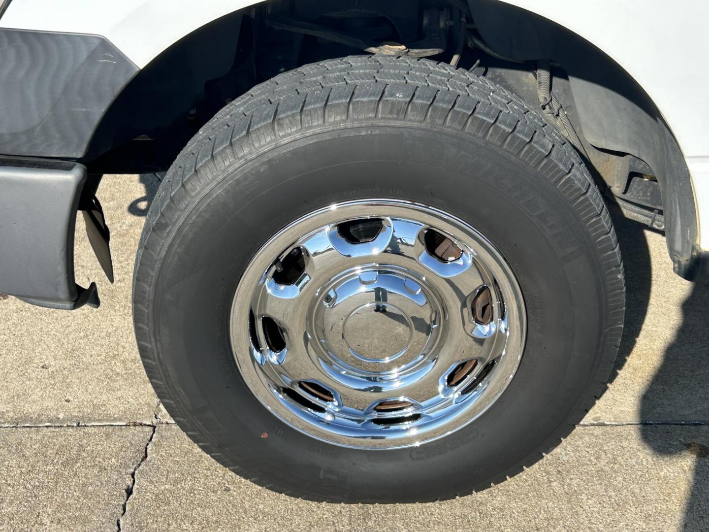 2012 White /Gray Ford F-150 XL 4WD (1FTVX1EFXCK) with an 5.0L V8 OHV 16V engine, 6-Speed Automatic transmission, located at 17760 Hwy 62, Morris, OK, 74445, (918) 733-4887, 35.609104, -95.877060 - Photo#24