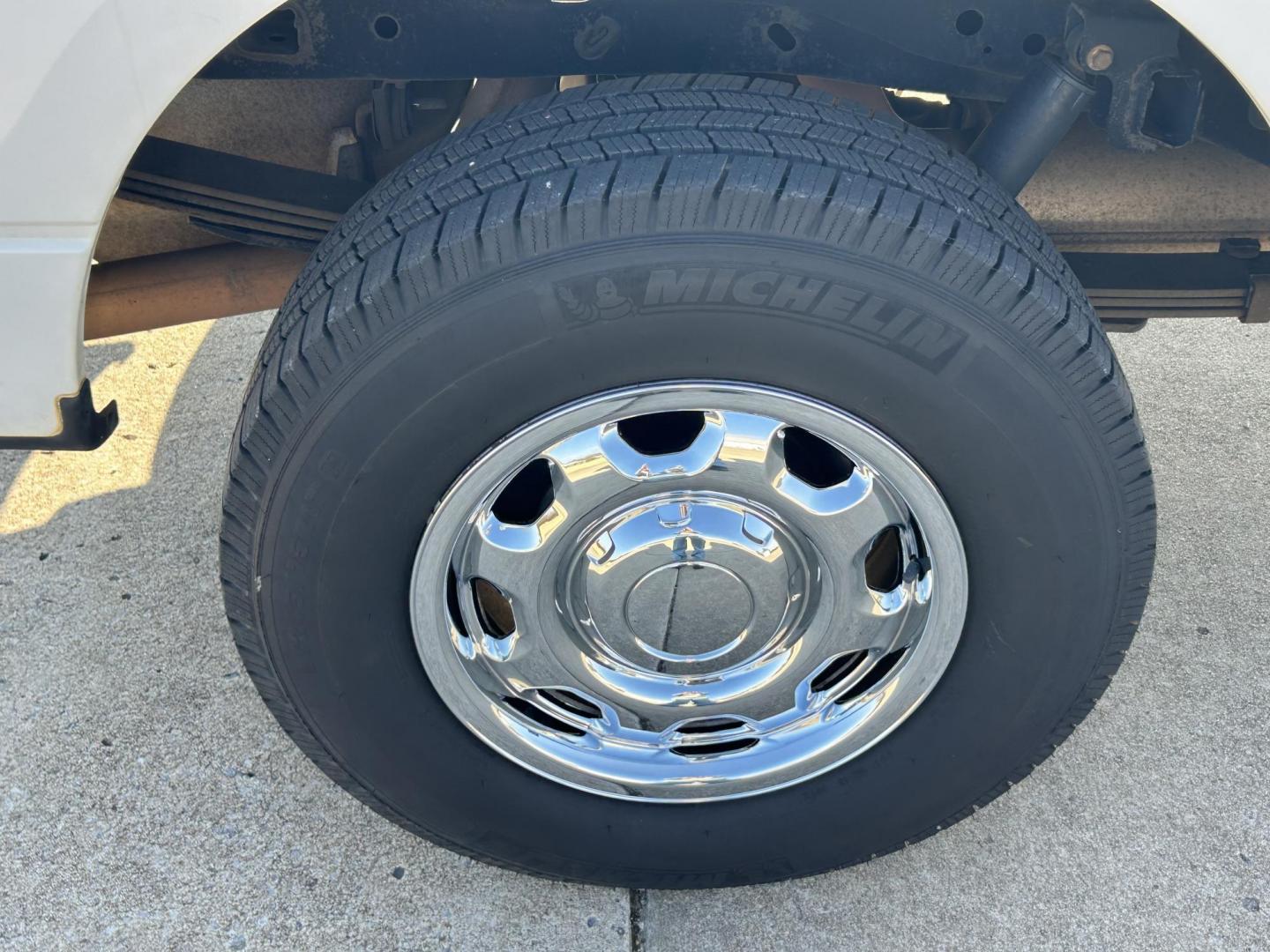 2012 White /Gray Ford F-150 XL 4WD (1FTVX1EFXCK) with an 5.0L V8 OHV 16V engine, 6-Speed Automatic transmission, located at 17760 Hwy 62, Morris, OK, 74445, (918) 733-4887, 35.609104, -95.877060 - Photo#27