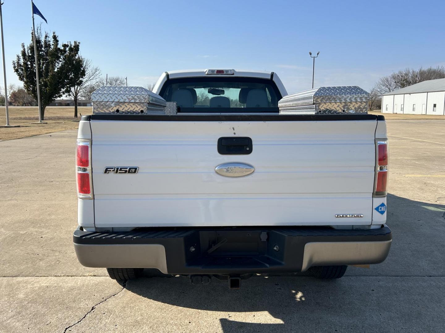 2012 White /Gray Ford F-150 XL 4WD (1FTVX1EFXCK) with an 5.0L V8 OHV 16V engine, 6-Speed Automatic transmission, located at 17760 Hwy 62, Morris, OK, 74445, (918) 733-4887, 35.609104, -95.877060 - Photo#4