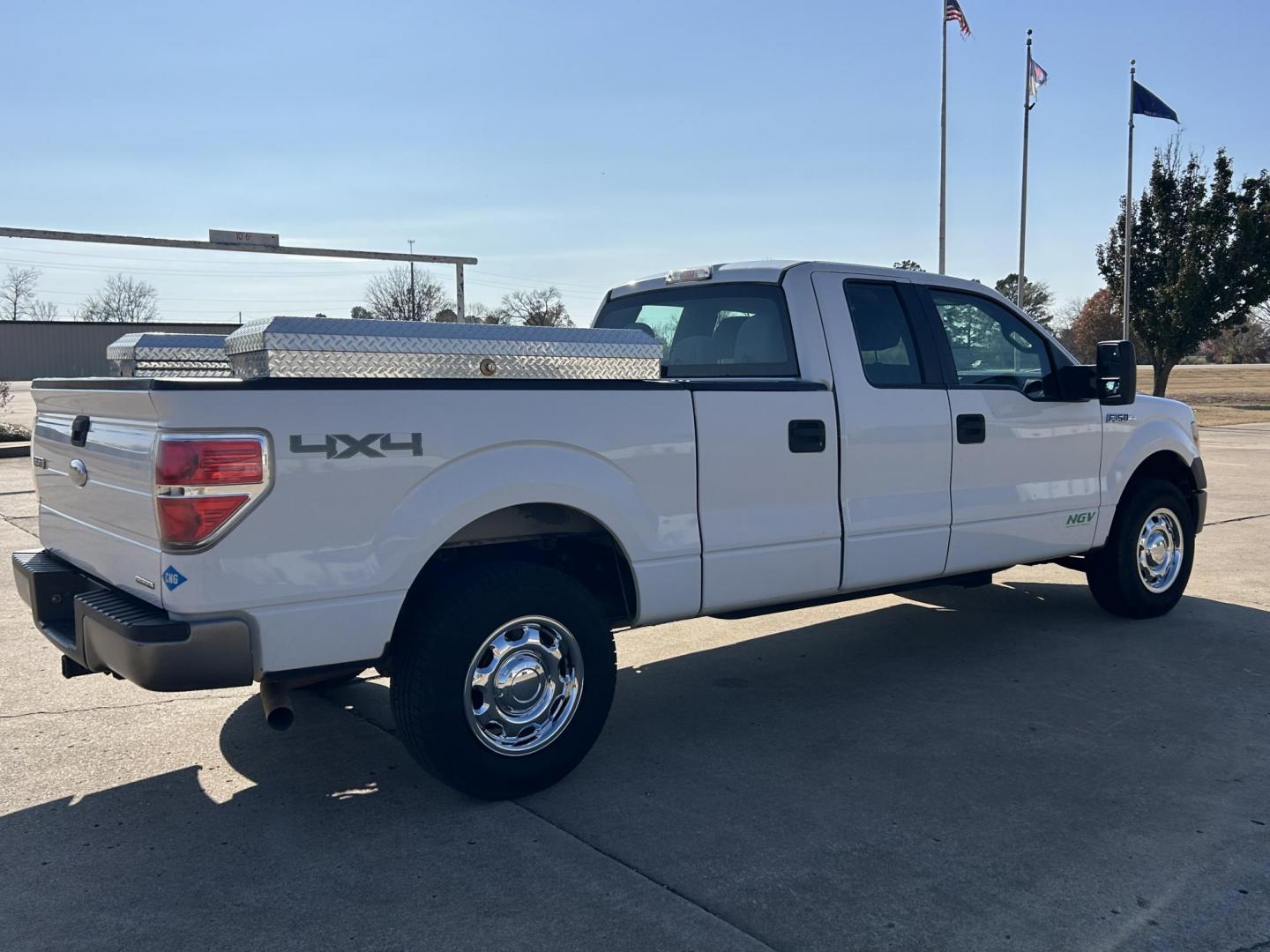 2012 White /Gray Ford F-150 XL 4WD (1FTVX1EFXCK) with an 5.0L V8 OHV 16V engine, 6-Speed Automatic transmission, located at 17760 Hwy 62, Morris, OK, 74445, (918) 733-4887, 35.609104, -95.877060 - Photo#5