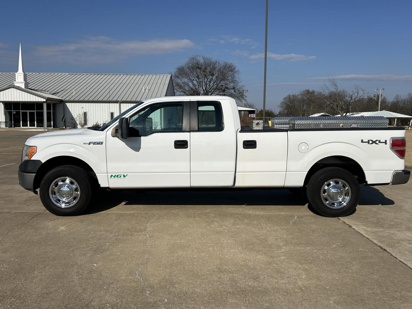 2012 White /Gray Ford F-150 XL 4WD (1FTVX1EFXCK) with an 5.0L V8 OHV 16V engine, 6-Speed Automatic transmission, located at 17760 Hwy 62, Morris, OK, 74445, (918) 733-4887, 35.609104, -95.877060 - Photo#7