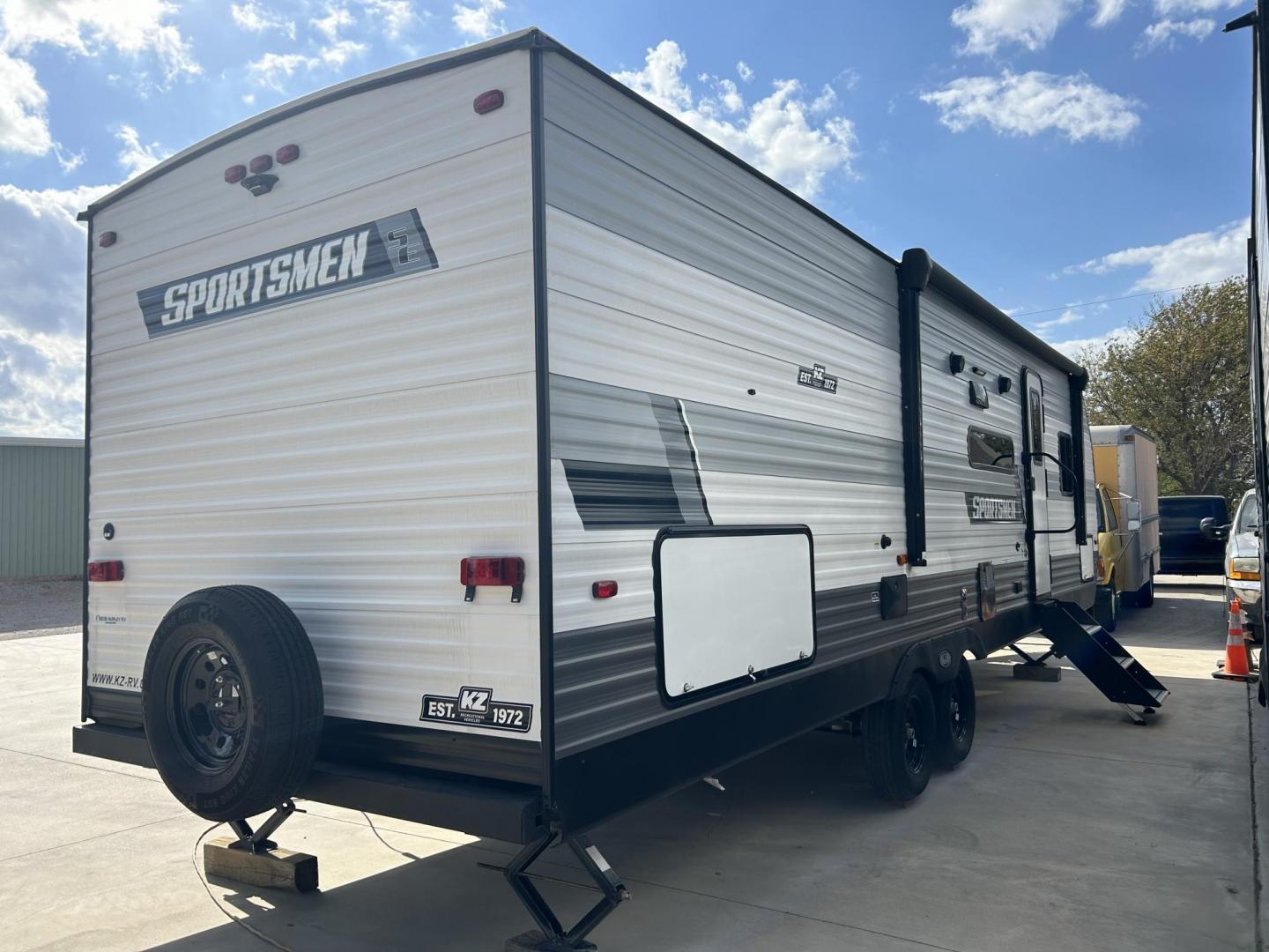 2023 Silver /TAN KZ SPORTSMAN 301BHKSE (4EZTU3020P5) , located at 17760 Hwy 62, Morris, OK, 74445, 35.609104, -95.877060 - HERE IS THE RIGHT CAMPER FOR YOU AND YOUR FAMILY. A 2023 SPORTSMAN KZ 33FT OVERALL (NEVER USED) WITH A 16FT POWER AWNING. IN THE FRONT OF THE CAMPER IS THE MASTER BEDROOM WITH QUEEN SIZE BED, OVERHEAD SHELF, AND 2 WARDROBE CLOSETS. IN THE LIVING/KITCHEN AREA YOU HAVE AN ENTERTAMENT CENTER WITH SOUND - Photo#1