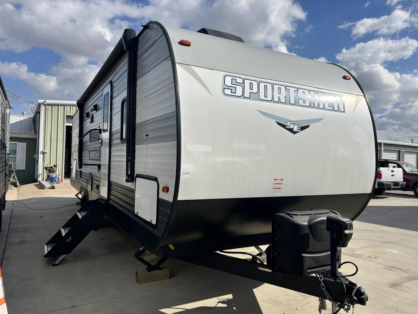 2023 Silver /TAN KZ SPORTSMAN 301BHKSE (4EZTU3020P5) , located at 17760 Hwy 62, Morris, OK, 74445, 35.609104, -95.877060 - HERE IS THE RIGHT CAMPER FOR YOU AND YOUR FAMILY. A 2023 SPORTSMAN KZ 33FT OVERALL (NEVER USED) WITH A 16FT POWER AWNING. IN THE FRONT OF THE CAMPER IS THE MASTER BEDROOM WITH QUEEN SIZE BED, OVERHEAD SHELF, AND 2 WARDROBE CLOSETS. IN THE LIVING/KITCHEN AREA YOU HAVE AN ENTERTAMENT CENTER WITH SOUND - Photo#0