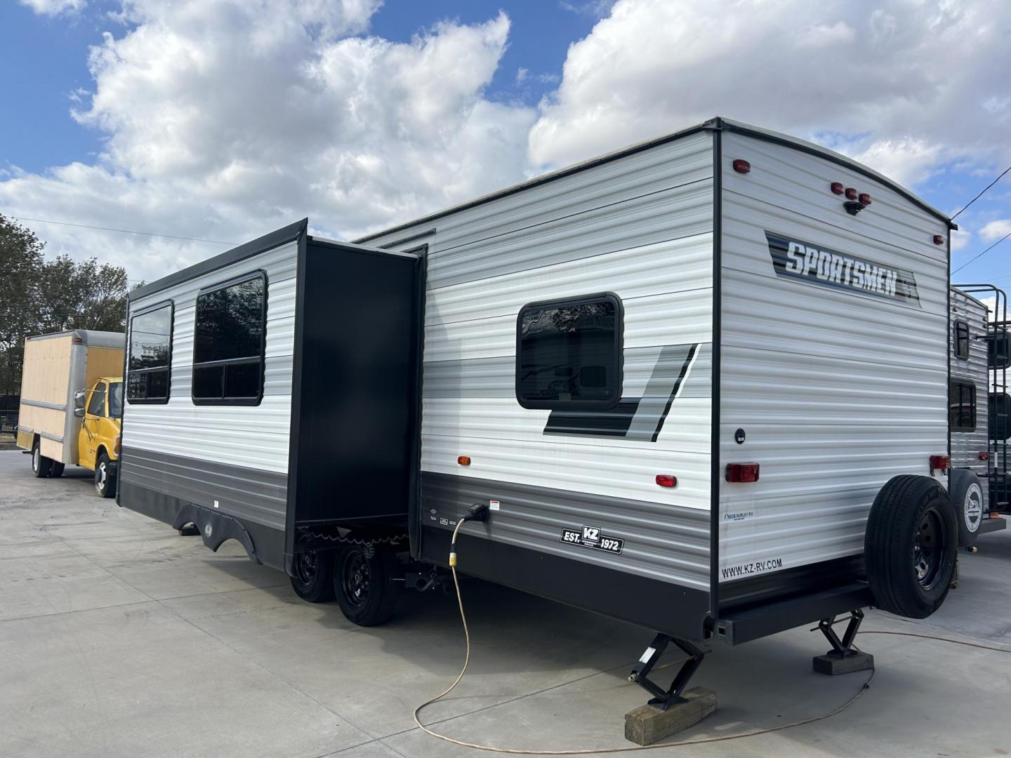 2023 Silver /TAN KZ SPORTSMAN 301BHKSE (4EZTU3020P5) , located at 17760 Hwy 62, Morris, OK, 74445, 35.609104, -95.877060 - HERE IS THE RIGHT CAMPER FOR YOU AND YOUR FAMILY. A 2023 SPORTSMAN KZ 33FT OVERALL (NEVER USED) WITH A 16FT POWER AWNING. IN THE FRONT OF THE CAMPER IS THE MASTER BEDROOM WITH QUEEN SIZE BED, OVERHEAD SHELF, AND 2 WARDROBE CLOSETS. IN THE LIVING/KITCHEN AREA YOU HAVE AN ENTERTAMENT CENTER WITH SOUND - Photo#3