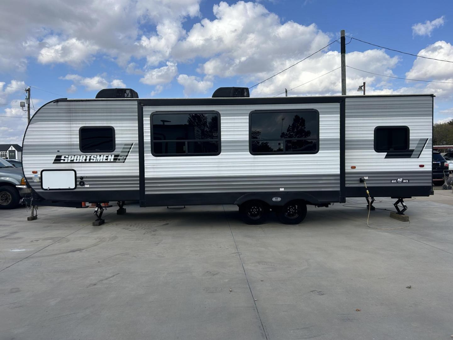 2023 Silver /TAN KZ SPORTSMAN 301BHKSE (4EZTU3020P5) , located at 17760 Hwy 62, Morris, OK, 74445, 35.609104, -95.877060 - HERE IS THE RIGHT CAMPER FOR YOU AND YOUR FAMILY. A 2023 SPORTSMAN KZ 33FT OVERALL (NEVER USED) WITH A 16FT POWER AWNING. IN THE FRONT OF THE CAMPER IS THE MASTER BEDROOM WITH QUEEN SIZE BED, OVERHEAD SHELF, AND 2 WARDROBE CLOSETS. IN THE LIVING/KITCHEN AREA YOU HAVE AN ENTERTAMENT CENTER WITH SOUND - Photo#5