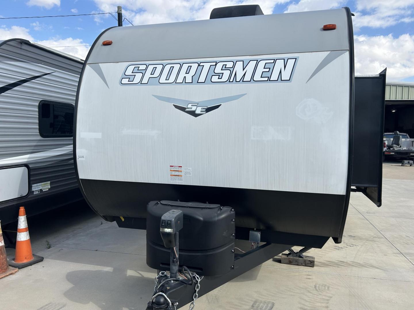 2023 Silver /TAN KZ SPORTSMAN 301BHKSE (4EZTU3020P5) , located at 17760 Hwy 62, Morris, OK, 74445, 35.609104, -95.877060 - HERE IS THE RIGHT CAMPER FOR YOU AND YOUR FAMILY. A 2023 SPORTSMAN KZ 33FT OVERALL (NEVER USED) WITH A 16FT POWER AWNING. IN THE FRONT OF THE CAMPER IS THE MASTER BEDROOM WITH QUEEN SIZE BED, OVERHEAD SHELF, AND 2 WARDROBE CLOSETS. IN THE LIVING/KITCHEN AREA YOU HAVE AN ENTERTAMENT CENTER WITH SOUND - Photo#6