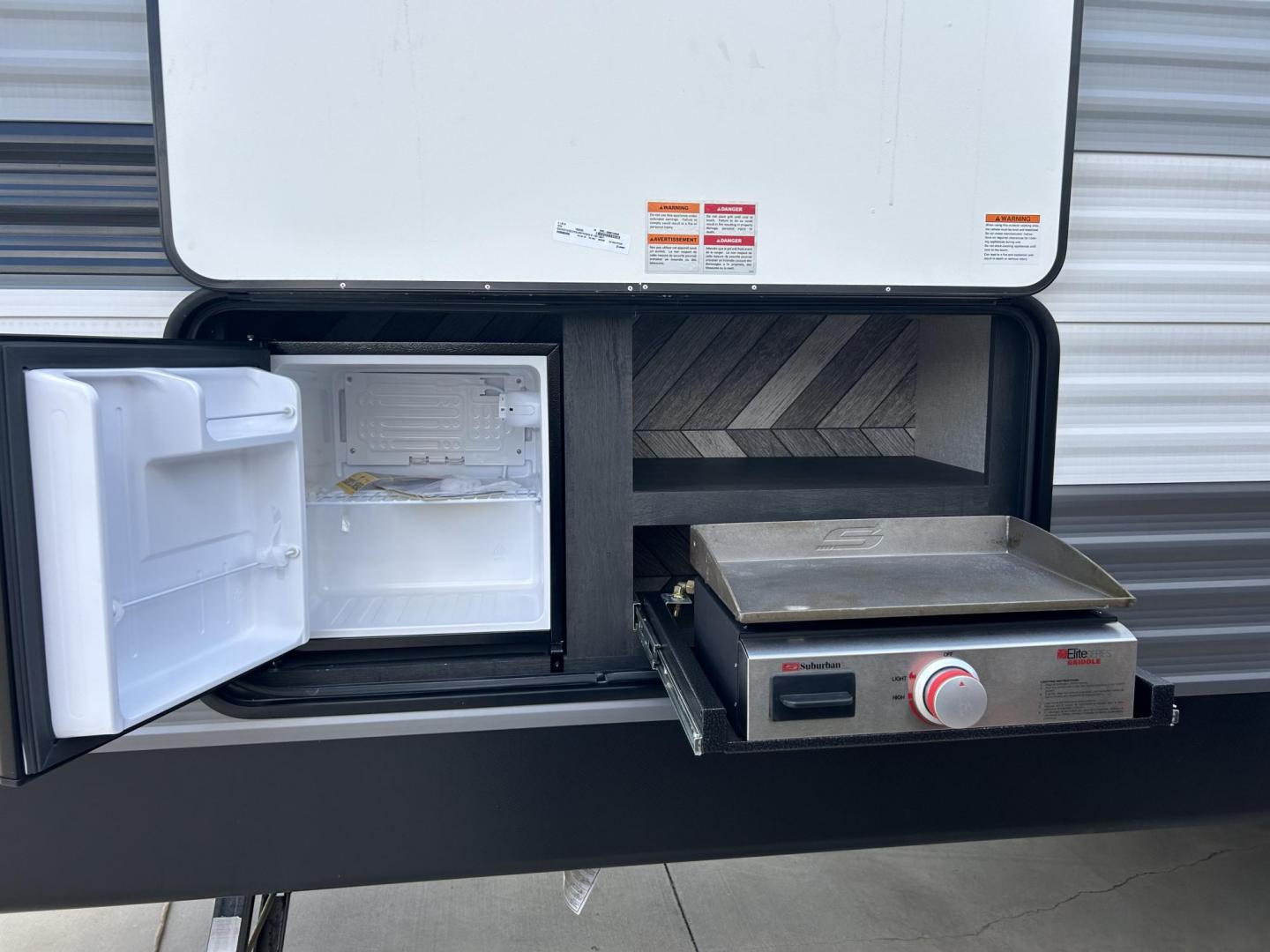 2023 Silver /TAN KZ SPORTSMAN 301BHKSE (4EZTU3020P5) , located at 17760 Hwy 62, Morris, OK, 74445, 35.609104, -95.877060 - HERE IS THE RIGHT CAMPER FOR YOU AND YOUR FAMILY. A 2023 SPORTSMAN KZ 33FT OVERALL (NEVER USED) WITH A 16FT POWER AWNING. IN THE FRONT OF THE CAMPER IS THE MASTER BEDROOM WITH QUEEN SIZE BED, OVERHEAD SHELF, AND 2 WARDROBE CLOSETS. IN THE LIVING/KITCHEN AREA YOU HAVE AN ENTERTAMENT CENTER WITH SOUND - Photo#9