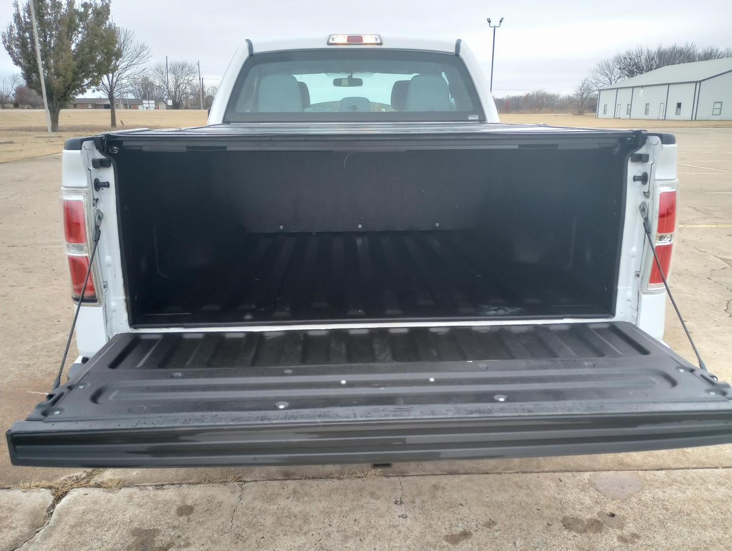 2014 White /Gray Ford F-150 XL SuperCab 2WD (1FTEX1CM6EK) with an 3.7L V6 DOHC 24V engine, 6-Speed Automatic transmission, located at 17760 Hwy 62, Morris, OK, 74445, (918) 733-4887, 35.609104, -95.877060 - Photo#21