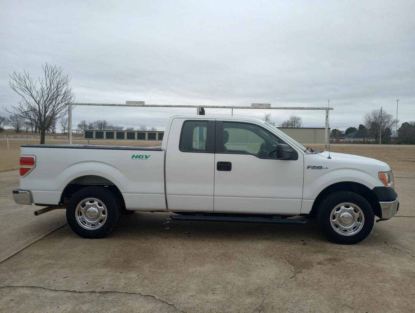 2014 White /Gray Ford F-150 XL SuperCab 2WD (1FTEX1CM6EK) with an 3.7L V6 DOHC 24V engine, 6-Speed Automatic transmission, located at 17760 Hwy 62, Morris, OK, 74445, (918) 733-4887, 35.609104, -95.877060 - Photo#3