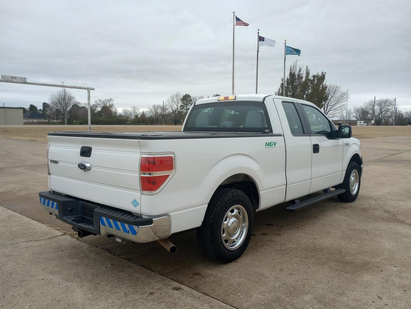 2014 White /Gray Ford F-150 XL SuperCab 2WD (1FTEX1CM6EK) with an 3.7L V6 DOHC 24V engine, 6-Speed Automatic transmission, located at 17760 Hwy 62, Morris, OK, 74445, (918) 733-4887, 35.609104, -95.877060 - Photo#4