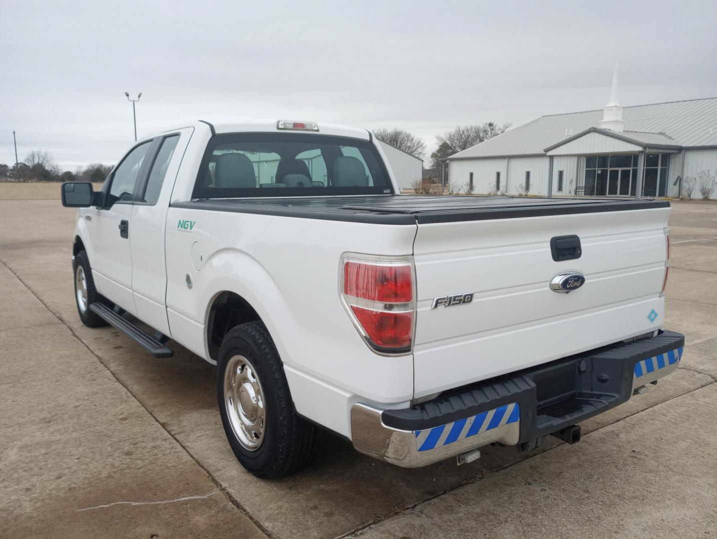 2014 White /Gray Ford F-150 XL SuperCab 2WD (1FTEX1CM6EK) with an 3.7L V6 DOHC 24V engine, 6-Speed Automatic transmission, located at 17760 Hwy 62, Morris, OK, 74445, (918) 733-4887, 35.609104, -95.877060 - Photo#6