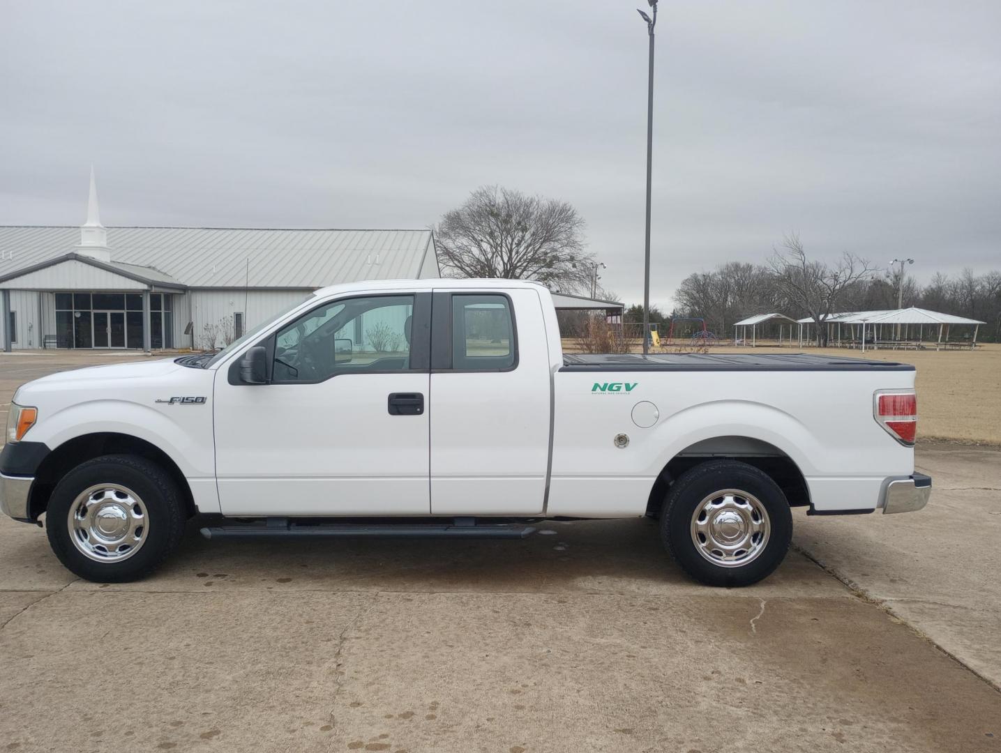 2014 White /Gray Ford F-150 XL SuperCab 2WD (1FTEX1CM6EK) with an 3.7L V6 DOHC 24V engine, 6-Speed Automatic transmission, located at 17760 Hwy 62, Morris, OK, 74445, (918) 733-4887, 35.609104, -95.877060 - Photo#7