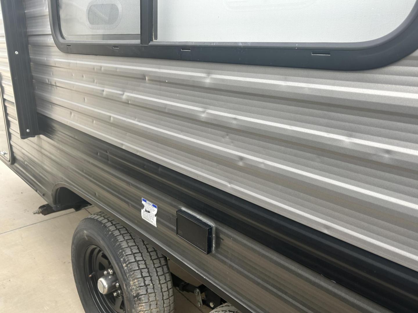 2020 BLACK /TAN Forest River CRUISE LITE 261BHXL (4X4TSMB29L7) , located at 17760 Hwy 62, Morris, OK, 74445, 35.609104, -95.877060 - 2020 FOREST RIVER CRUISE LITE 261BHXL 28FT OVERALL WITH 11FT POWER AWNING. IN THE FRONT IS A QUEEN SIZE BED WITH OVERHEAD SHELF AND STORAGE UNDER BED, 2 WARDROBE CLOSETS. IN THE LIVING/KITCHEN AREA IS A LEATHER SOFA THAT FOLDS DOWN FOR ADDITIONAL SLEEPING, BOOTH STYLE DINETTE THAT FOLDS FOR ADDITIO - Photo#37