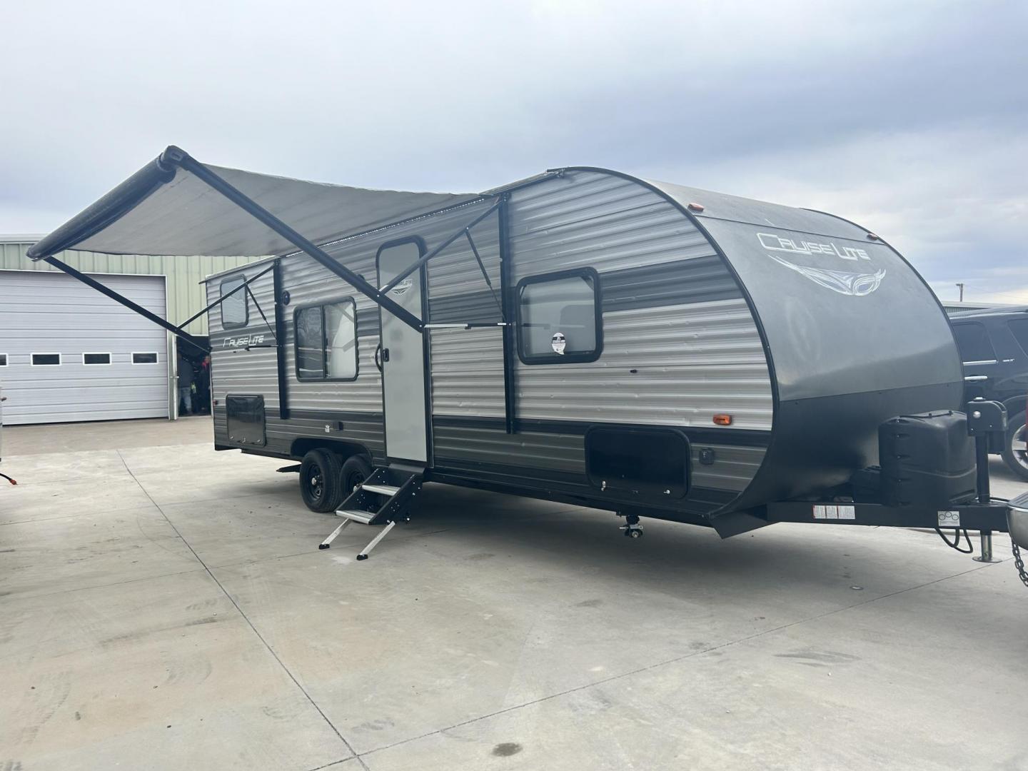 2020 BLACK /TAN Forest River CRUISE LITE 261BHXL (4X4TSMB29L7) , located at 17760 Hwy 62, Morris, OK, 74445, 35.609104, -95.877060 - 2020 FOREST RIVER CRUISE LITE 261BHXL 28FT OVERALL WITH 11FT POWER AWNING. IN THE FRONT IS A QUEEN SIZE BED WITH OVERHEAD SHELF AND STORAGE UNDER BED, 2 WARDROBE CLOSETS. IN THE LIVING/KITCHEN AREA IS A LEATHER SOFA THAT FOLDS DOWN FOR ADDITIONAL SLEEPING, BOOTH STYLE DINETTE THAT FOLDS FOR ADDITIO - Photo#0