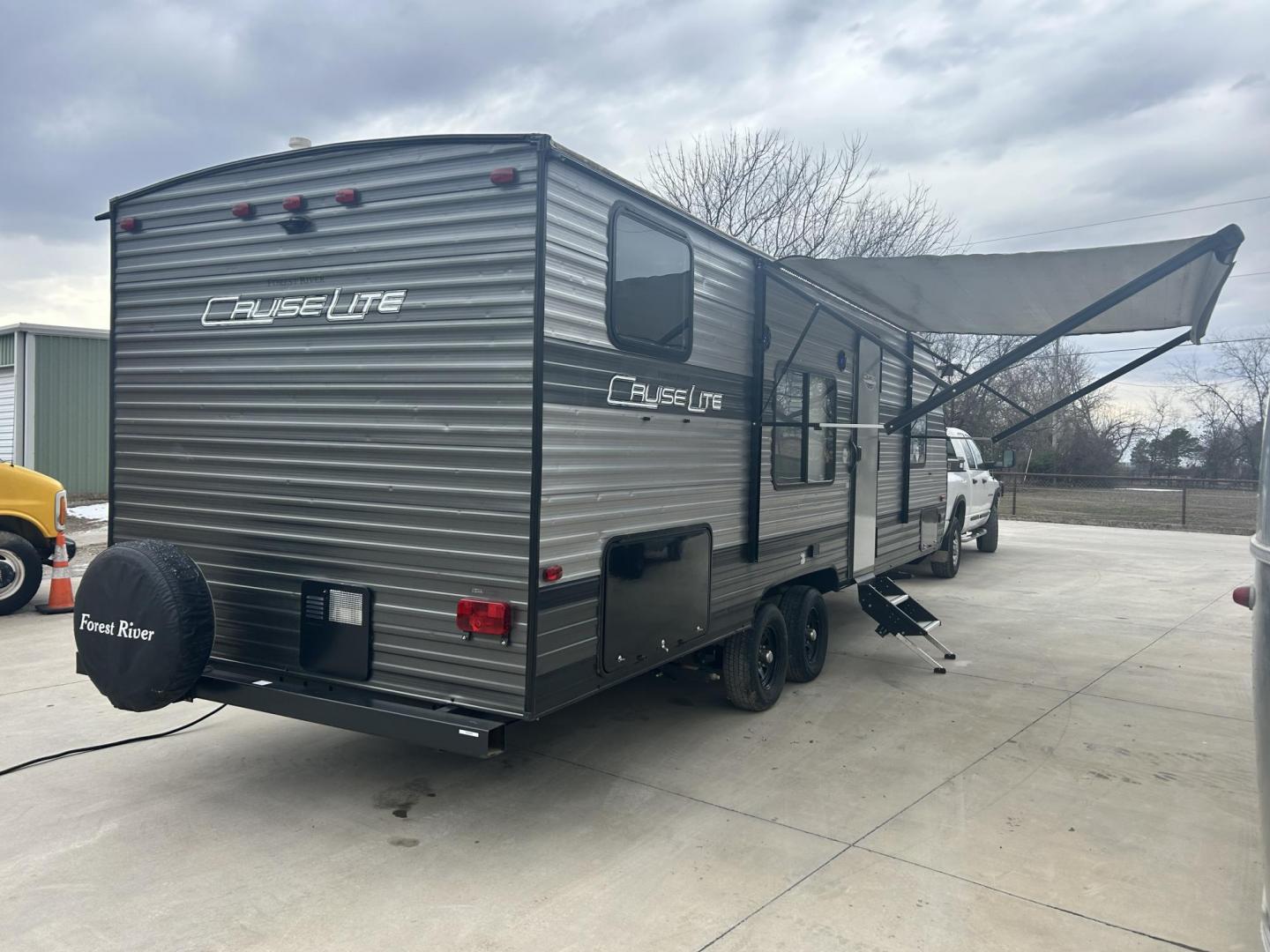 2020 BLACK /TAN Forest River CRUISE LITE 261BHXL (4X4TSMB29L7) , located at 17760 Hwy 62, Morris, OK, 74445, 35.609104, -95.877060 - 2020 FOREST RIVER CRUISE LITE 261BHXL 28FT OVERALL WITH 11FT POWER AWNING. IN THE FRONT IS A QUEEN SIZE BED WITH OVERHEAD SHELF AND STORAGE UNDER BED, 2 WARDROBE CLOSETS. IN THE LIVING/KITCHEN AREA IS A LEATHER SOFA THAT FOLDS DOWN FOR ADDITIONAL SLEEPING, BOOTH STYLE DINETTE THAT FOLDS FOR ADDITIO - Photo#1