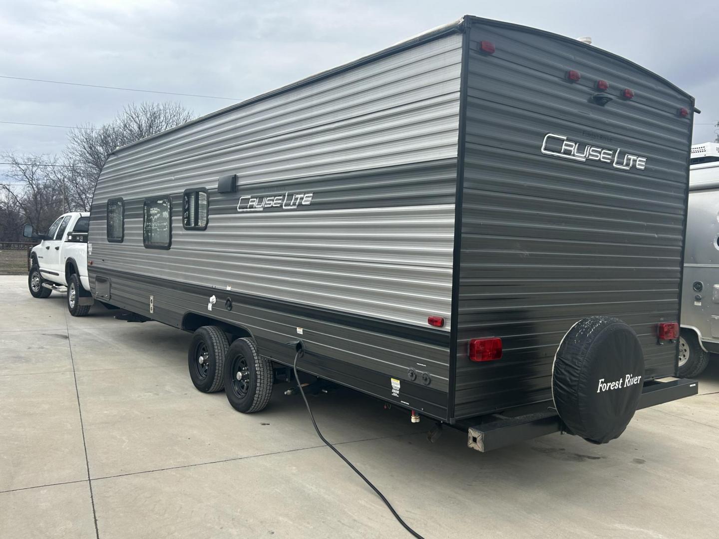 2020 BLACK /TAN Forest River CRUISE LITE 261BHXL (4X4TSMB29L7) , located at 17760 Hwy 62, Morris, OK, 74445, 35.609104, -95.877060 - 2020 FOREST RIVER CRUISE LITE 261BHXL 28FT OVERALL WITH 11FT POWER AWNING. IN THE FRONT IS A QUEEN SIZE BED WITH OVERHEAD SHELF AND STORAGE UNDER BED, 2 WARDROBE CLOSETS. IN THE LIVING/KITCHEN AREA IS A LEATHER SOFA THAT FOLDS DOWN FOR ADDITIONAL SLEEPING, BOOTH STYLE DINETTE THAT FOLDS FOR ADDITIO - Photo#3