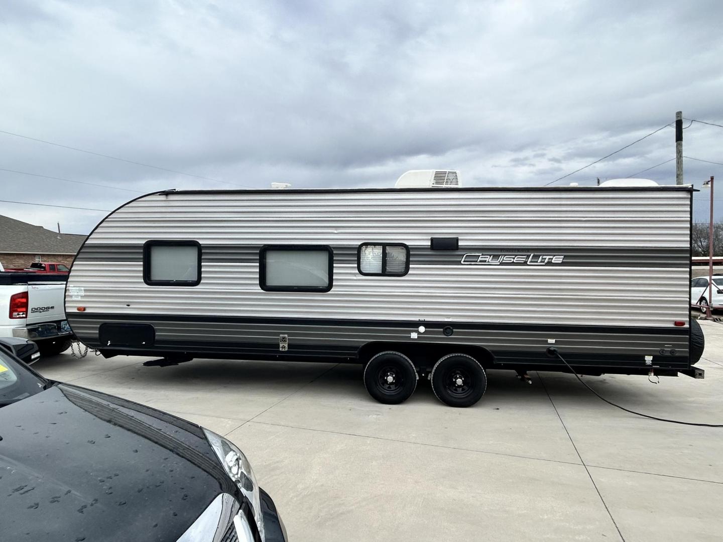 2020 BLACK /TAN Forest River CRUISE LITE 261BHXL (4X4TSMB29L7) , located at 17760 Hwy 62, Morris, OK, 74445, 35.609104, -95.877060 - 2020 FOREST RIVER CRUISE LITE 261BHXL 28FT OVERALL WITH 11FT POWER AWNING. IN THE FRONT IS A QUEEN SIZE BED WITH OVERHEAD SHELF AND STORAGE UNDER BED, 2 WARDROBE CLOSETS. IN THE LIVING/KITCHEN AREA IS A LEATHER SOFA THAT FOLDS DOWN FOR ADDITIONAL SLEEPING, BOOTH STYLE DINETTE THAT FOLDS FOR ADDITIO - Photo#4