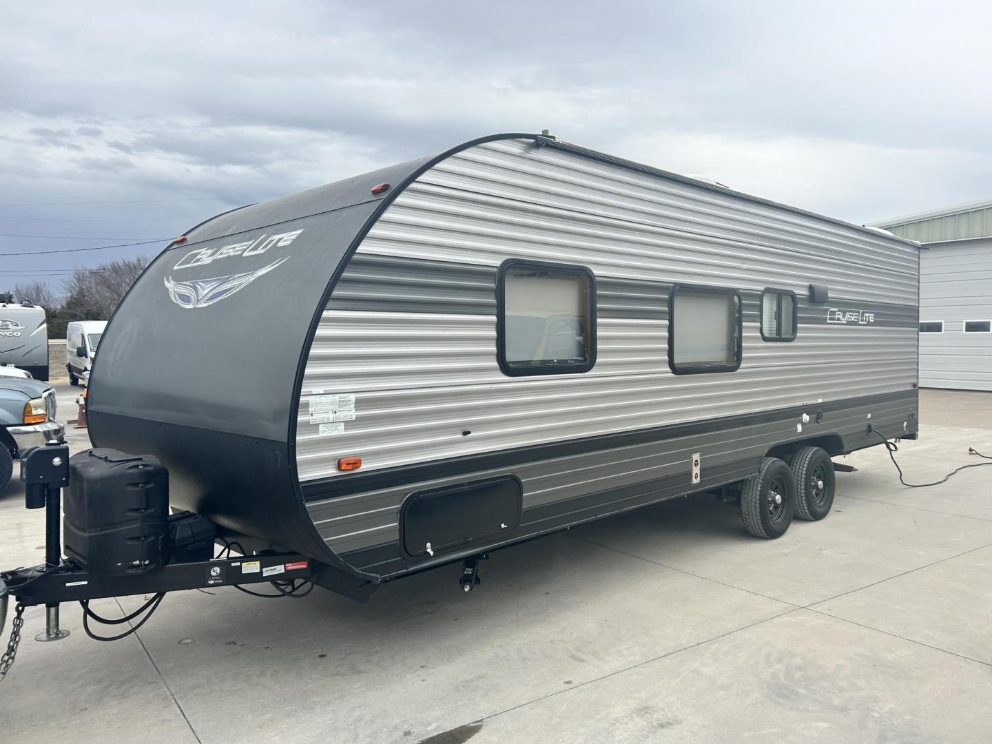 2020 BLACK /TAN Forest River CRUISE LITE 261BHXL (4X4TSMB29L7) , located at 17760 Hwy 62, Morris, OK, 74445, 35.609104, -95.877060 - 2020 FOREST RIVER CRUISE LITE 261BHXL 28FT OVERALL WITH 11FT POWER AWNING. IN THE FRONT IS A QUEEN SIZE BED WITH OVERHEAD SHELF AND STORAGE UNDER BED, 2 WARDROBE CLOSETS. IN THE LIVING/KITCHEN AREA IS A LEATHER SOFA THAT FOLDS DOWN FOR ADDITIONAL SLEEPING, BOOTH STYLE DINETTE THAT FOLDS FOR ADDITIO - Photo#5