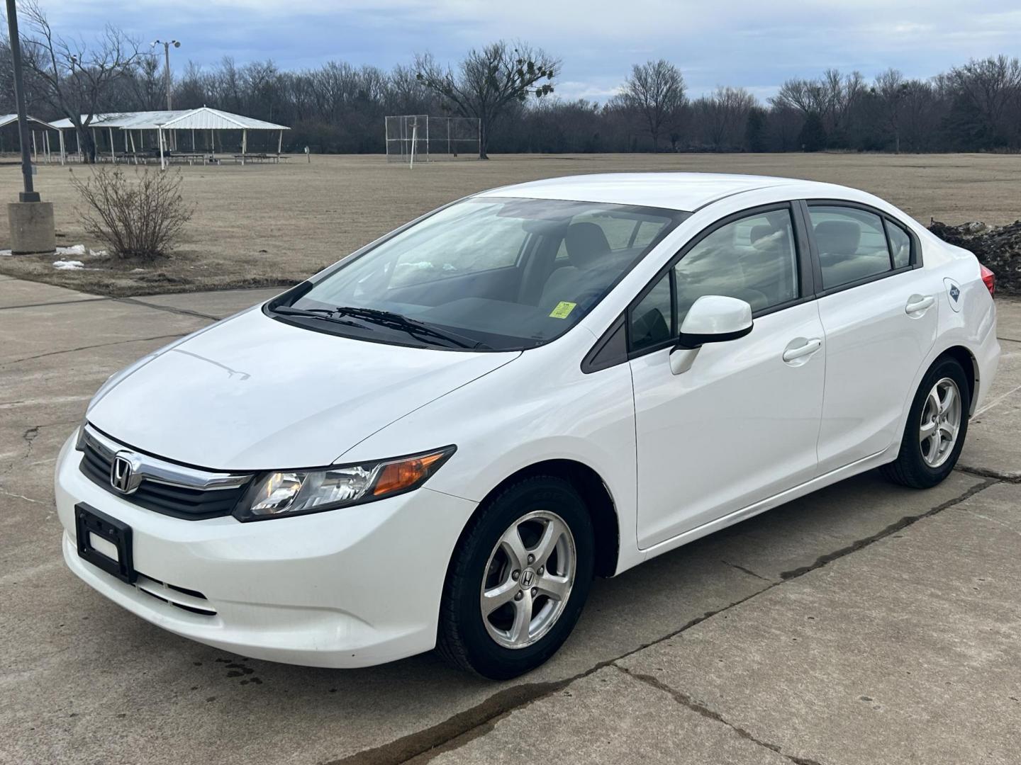 2012 White /Gray Honda Civic CNG Sedan 5-Speed AT (19XFB5F54CE) with an 1.8L L4 SOHC 16V CNG engine, 5-Speed Automatic transmission, located at 17760 Hwy 62, Morris, OK, 74445, (918) 733-4887, 35.609104, -95.877060 - 2012 HONDA CIVIC DEDICATED CNG (COMPRESSED NATURAL GAS) HAS A 1.8L 4 CYLINDER ENGINE AND IS 2WD FEATURES KEYLESS ENTRY, MANUAL SEATS, CLOTH INTERIOR, AM/FM RADIO WITH CD PLAYER, AUXILIARY PORT, USB PORT, POWER WINDOWS, POWER LOCKS, POWER MIRROR, MULTI FUNCTION STEERING WHEEL, HAND FREE CALLING, CRUI - Photo#0