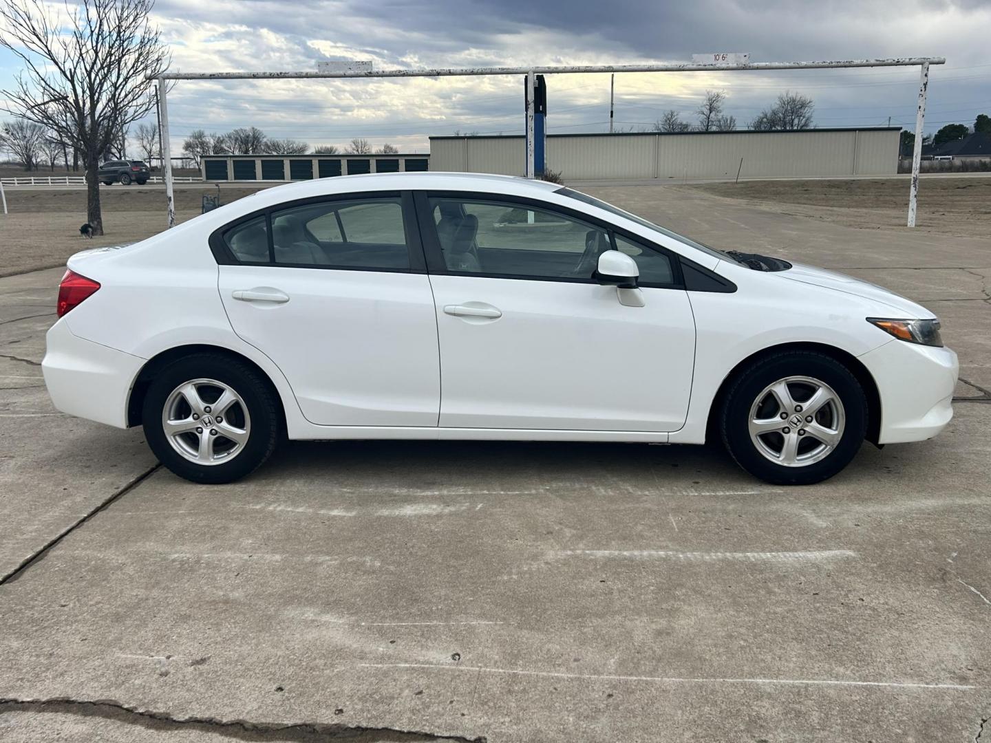 2012 White /Gray Honda Civic CNG Sedan 5-Speed AT (19XFB5F54CE) with an 1.8L L4 SOHC 16V CNG engine, 5-Speed Automatic transmission, located at 17760 Hwy 62, Morris, OK, 74445, (918) 733-4887, 35.609104, -95.877060 - 2012 HONDA CIVIC DEDICATED CNG (COMPRESSED NATURAL GAS) HAS A 1.8L 4 CYLINDER ENGINE AND IS 2WD FEATURES KEYLESS ENTRY, MANUAL SEATS, CLOTH INTERIOR, AM/FM RADIO WITH CD PLAYER, AUXILIARY PORT, USB PORT, POWER WINDOWS, POWER LOCKS, POWER MIRROR, MULTI FUNCTION STEERING WHEEL, HAND FREE CALLING, CRUI - Photo#3