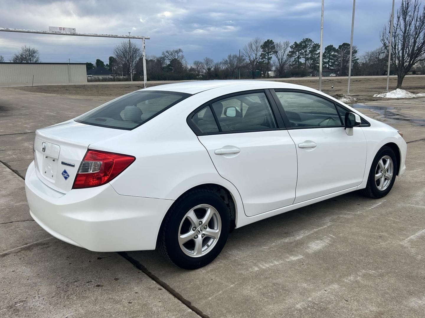 2012 White /Gray Honda Civic CNG Sedan 5-Speed AT (19XFB5F54CE) with an 1.8L L4 SOHC 16V CNG engine, 5-Speed Automatic transmission, located at 17760 Hwy 62, Morris, OK, 74445, (918) 733-4887, 35.609104, -95.877060 - 2012 HONDA CIVIC DEDICATED CNG (COMPRESSED NATURAL GAS) HAS A 1.8L 4 CYLINDER ENGINE AND IS 2WD FEATURES KEYLESS ENTRY, MANUAL SEATS, CLOTH INTERIOR, AM/FM RADIO WITH CD PLAYER, AUXILIARY PORT, USB PORT, POWER WINDOWS, POWER LOCKS, POWER MIRROR, MULTI FUNCTION STEERING WHEEL, HAND FREE CALLING, CRUI - Photo#4