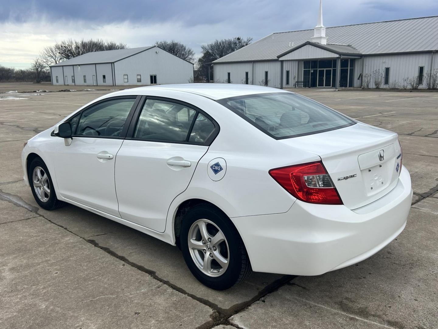 2012 White /Gray Honda Civic CNG Sedan 5-Speed AT (19XFB5F54CE) with an 1.8L L4 SOHC 16V CNG engine, 5-Speed Automatic transmission, located at 17760 Hwy 62, Morris, OK, 74445, (918) 733-4887, 35.609104, -95.877060 - 2012 HONDA CIVIC DEDICATED CNG (COMPRESSED NATURAL GAS) HAS A 1.8L 4 CYLINDER ENGINE AND IS 2WD FEATURES KEYLESS ENTRY, MANUAL SEATS, CLOTH INTERIOR, AM/FM RADIO WITH CD PLAYER, AUXILIARY PORT, USB PORT, POWER WINDOWS, POWER LOCKS, POWER MIRROR, MULTI FUNCTION STEERING WHEEL, HAND FREE CALLING, CRUI - Photo#6