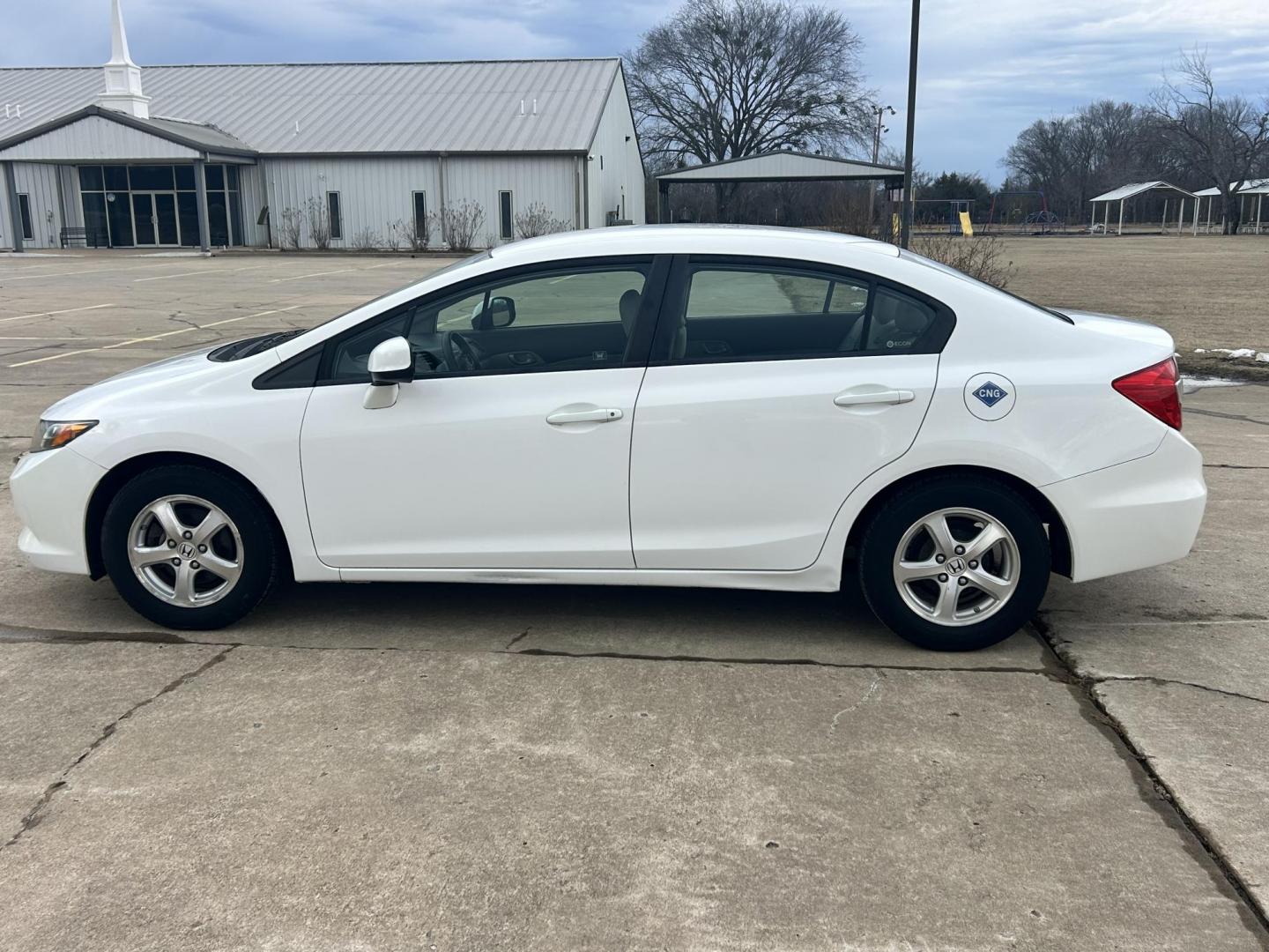 2012 White /Gray Honda Civic CNG Sedan 5-Speed AT (19XFB5F54CE) with an 1.8L L4 SOHC 16V CNG engine, 5-Speed Automatic transmission, located at 17760 Hwy 62, Morris, OK, 74445, (918) 733-4887, 35.609104, -95.877060 - 2012 HONDA CIVIC DEDICATED CNG (COMPRESSED NATURAL GAS) HAS A 1.8L 4 CYLINDER ENGINE AND IS 2WD FEATURES KEYLESS ENTRY, MANUAL SEATS, CLOTH INTERIOR, AM/FM RADIO WITH CD PLAYER, AUXILIARY PORT, USB PORT, POWER WINDOWS, POWER LOCKS, POWER MIRROR, MULTI FUNCTION STEERING WHEEL, HAND FREE CALLING, CRUI - Photo#7