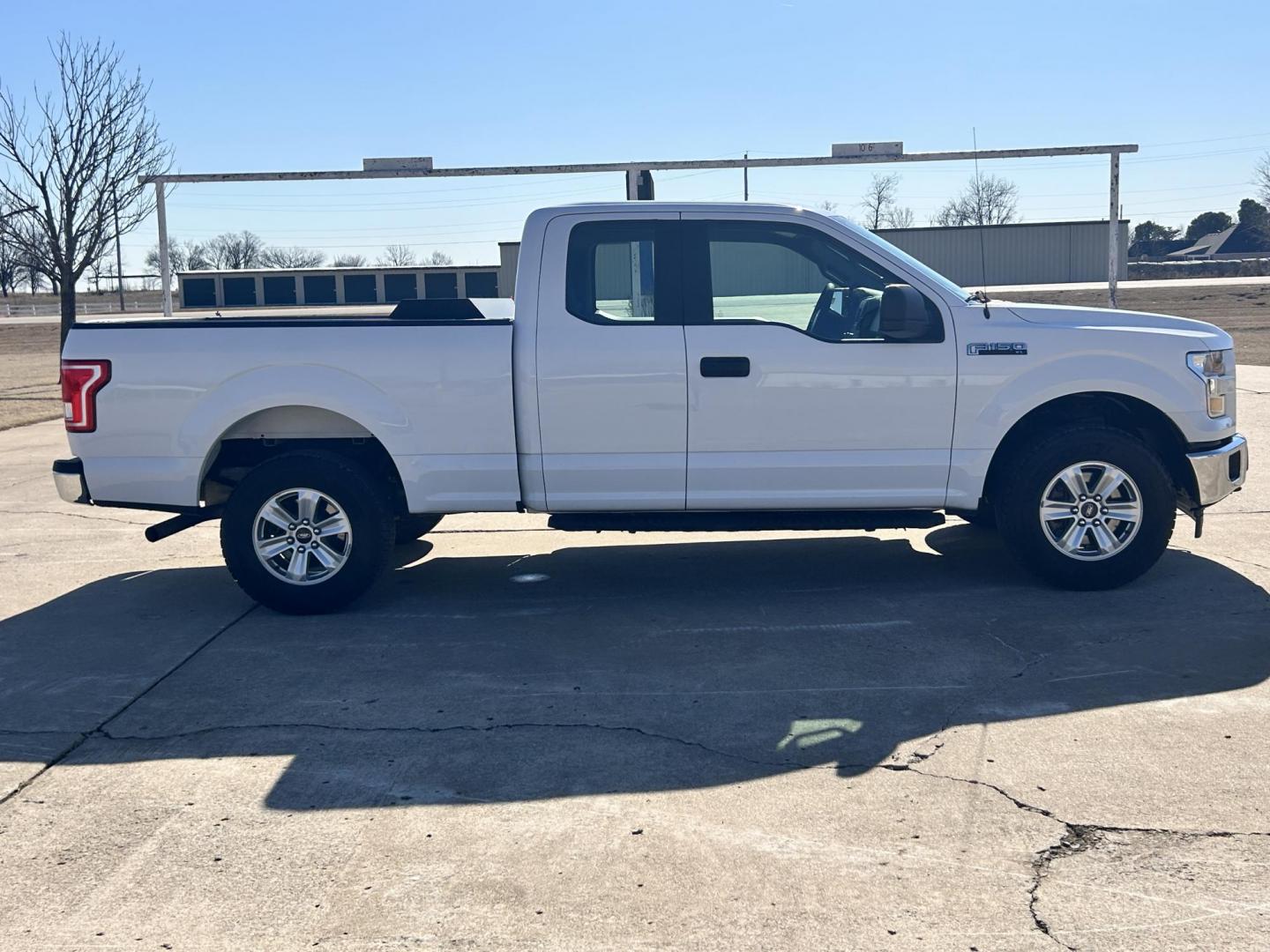 2017 White /Gray Ford F-150 SuperCab . 4WD (1FTFX1EF5HK) with an 5.0L V8 engine, 6A transmission, located at 17760 Hwy 62, Morris, OK, 74445, (918) 733-4887, 35.609104, -95.877060 - 2017 FORD F150 SUPER DUTY 4WD WITH THE 5.0L ENGINE BI-FUEL SYSTEM RUNS ON CNG OR GASOLINE. FEATURES LEATHER INTERIOR, POWER LOCKS, POWER WINDOWS, POWER MIRRORS, CRUISE CONTROL, TRACTION CONTROL, AUXILIARY PORT, AM/FM RADIO, CD PLAYER , A/C, BEDLINER, AND HITCH. THIS TRUCK RUNS ON CNG (COMPRESSED NAT - Photo#3