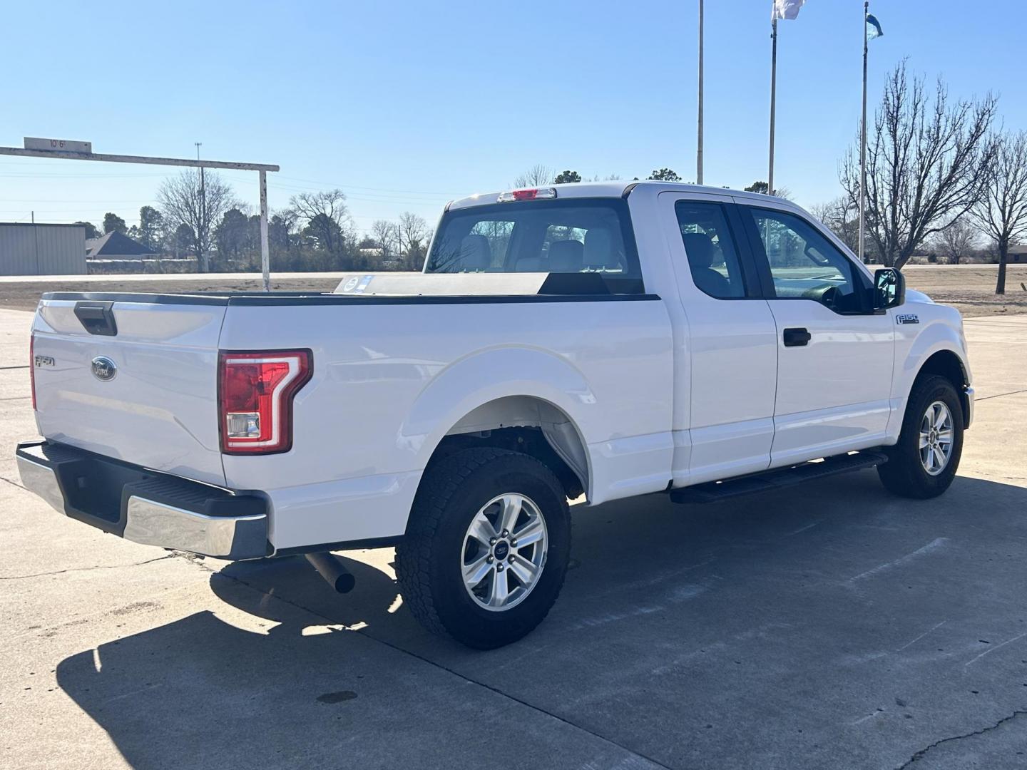 2017 White /Gray Ford F-150 SuperCab . 4WD (1FTFX1EF5HK) with an 5.0L V8 engine, 6A transmission, located at 17760 Hwy 62, Morris, OK, 74445, (918) 733-4887, 35.609104, -95.877060 - 2017 FORD F150 SUPER DUTY 4WD WITH THE 5.0L ENGINE BI-FUEL SYSTEM RUNS ON CNG OR GASOLINE. FEATURES LEATHER INTERIOR, POWER LOCKS, POWER WINDOWS, POWER MIRRORS, CRUISE CONTROL, TRACTION CONTROL, AUXILIARY PORT, AM/FM RADIO, CD PLAYER , A/C, BEDLINER, AND HITCH. THIS TRUCK RUNS ON CNG (COMPRESSED NAT - Photo#4