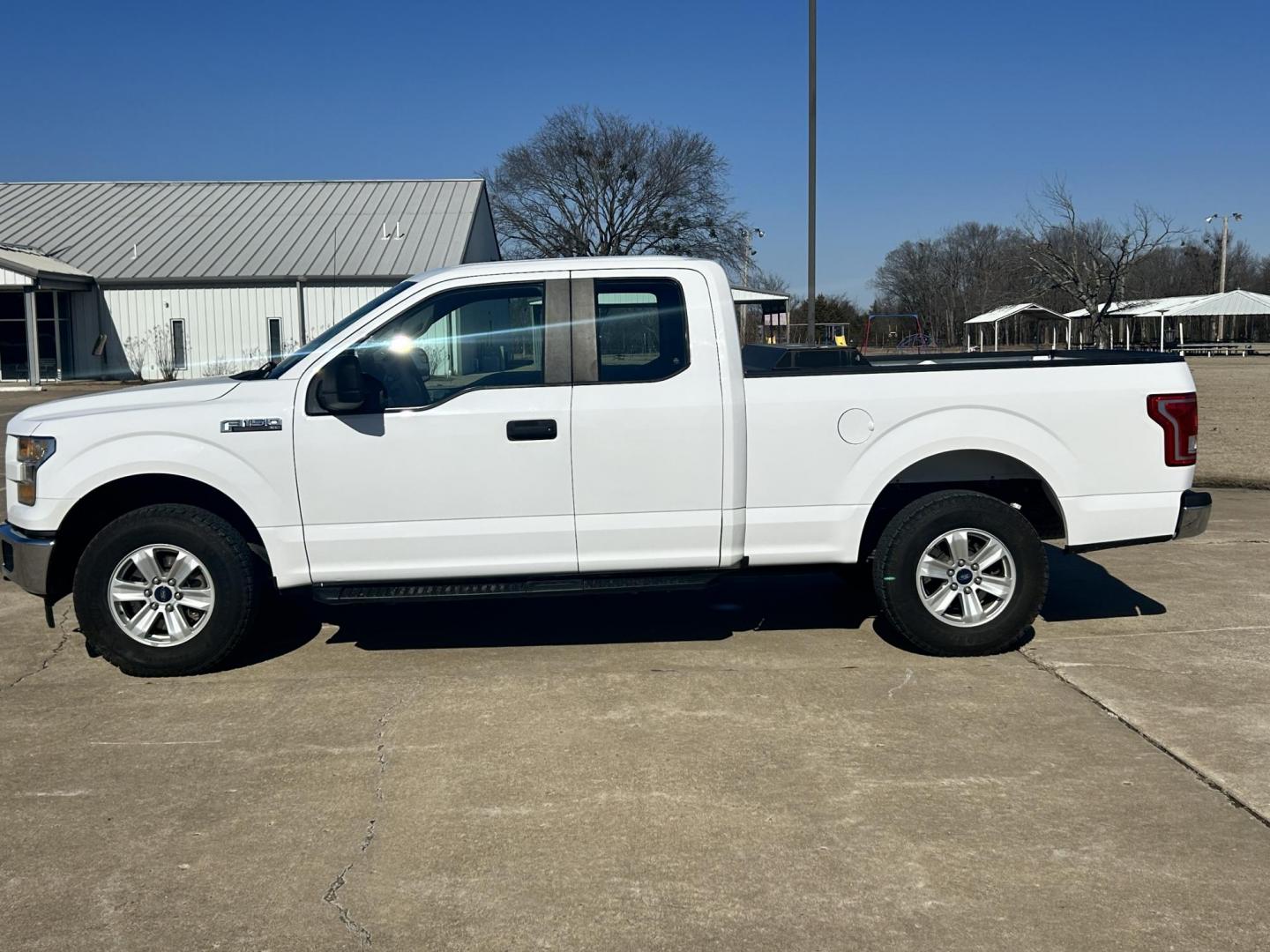 2017 White /Gray Ford F-150 SuperCab . 4WD (1FTFX1EF5HK) with an 5.0L V8 engine, 6A transmission, located at 17760 Hwy 62, Morris, OK, 74445, (918) 733-4887, 35.609104, -95.877060 - 2017 FORD F150 SUPER DUTY 4WD WITH THE 5.0L ENGINE BI-FUEL SYSTEM RUNS ON CNG OR GASOLINE. FEATURES LEATHER INTERIOR, POWER LOCKS, POWER WINDOWS, POWER MIRRORS, CRUISE CONTROL, TRACTION CONTROL, AUXILIARY PORT, AM/FM RADIO, CD PLAYER , A/C, BEDLINER, AND HITCH. THIS TRUCK RUNS ON CNG (COMPRESSED NAT - Photo#7