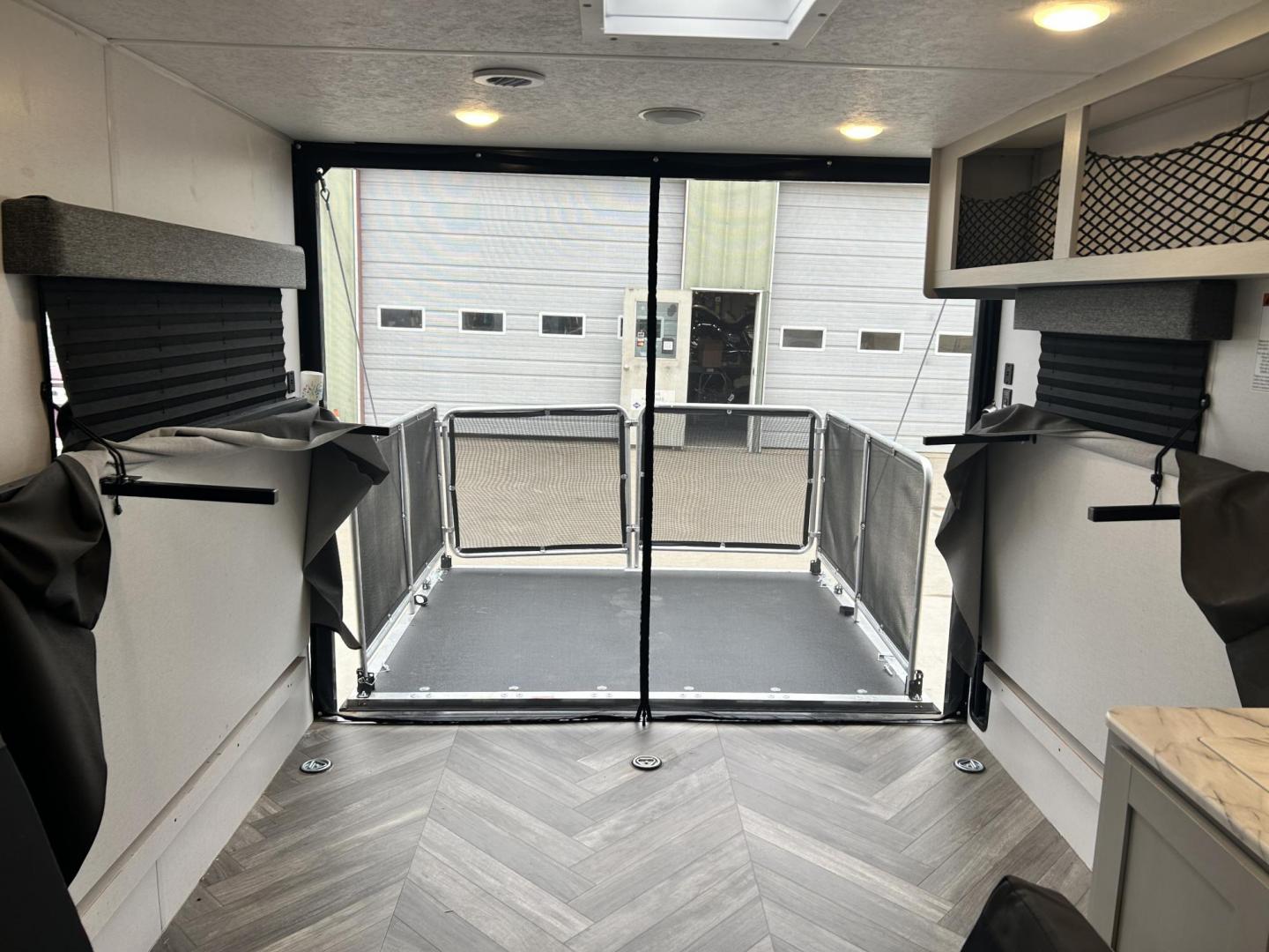 2021 GRAY /Gray Forest River SALEM TOY HAULER 260RT 260RT (4X4TSMB20MY) , located at 17760 Hwy 62, Morris, OK, 74445, 35.609104, -95.877060 - Photo#10